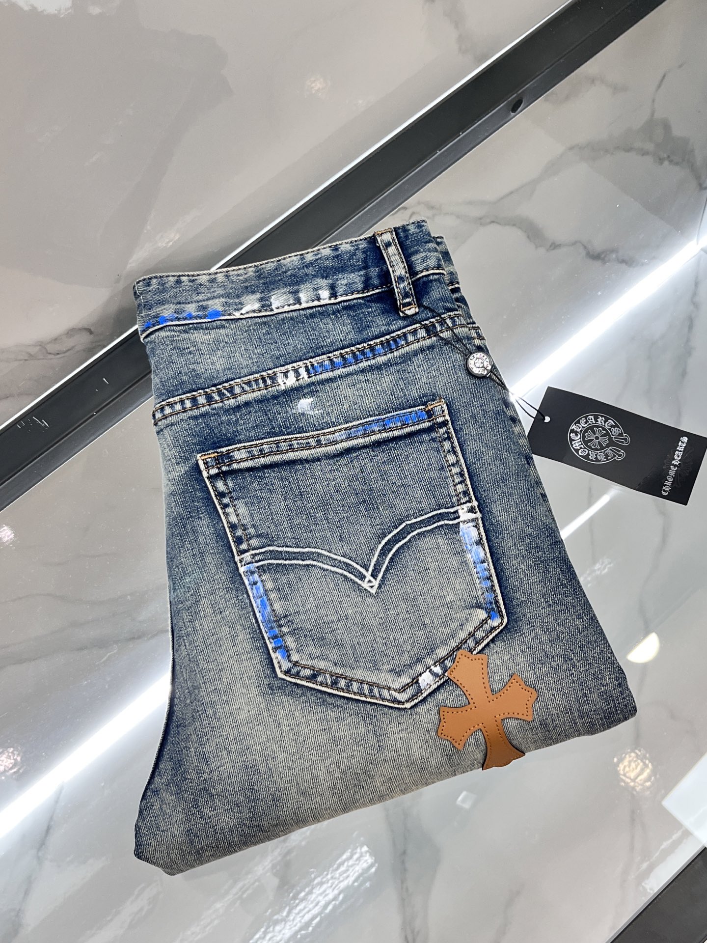 NO:514378,Crowxin Thin jeans. If you have requirements for quality control details, you highly recommend this one. The latest model in 25 years, this jeans are made of 98 denim cotton + 2 elastic pull-up frame. The fabric feels solid and skin-friendly, soft and skin-friendly, slightly elastic, and the upper body has no sense of restraint. There is nothing to say about the shape of the pants. It is super good~ Simple and pure basic style, invisible zipper opening and closing, pocket decoration with embossed matching, neatly cut, and the pants look handsome and elegant!  Live shooting …………………………………………………………………………… Size29-36, chrome hearts, jeans, alexander wang19860909克罗心 薄款牛仔裤 牛货对品控细节有要求的,强烈推荐入手此款 25年最新款, 这款牛仔裤采用98牛仔棉+2弹力拉架制作 面料手感扎实有骨感,柔软亲肤,微弹力,上身无束缚感,裤形没有什么好说的,超级赞~ 简单纯粹的基础款,隐形拉链开合,口袋饰有压花搭配 利落裁剪,裤型穿出帅气优雅！实物拍摄 …………………………………………………… Size29-36,,chrome hearts,jeans,alexander wang,Men's clothing