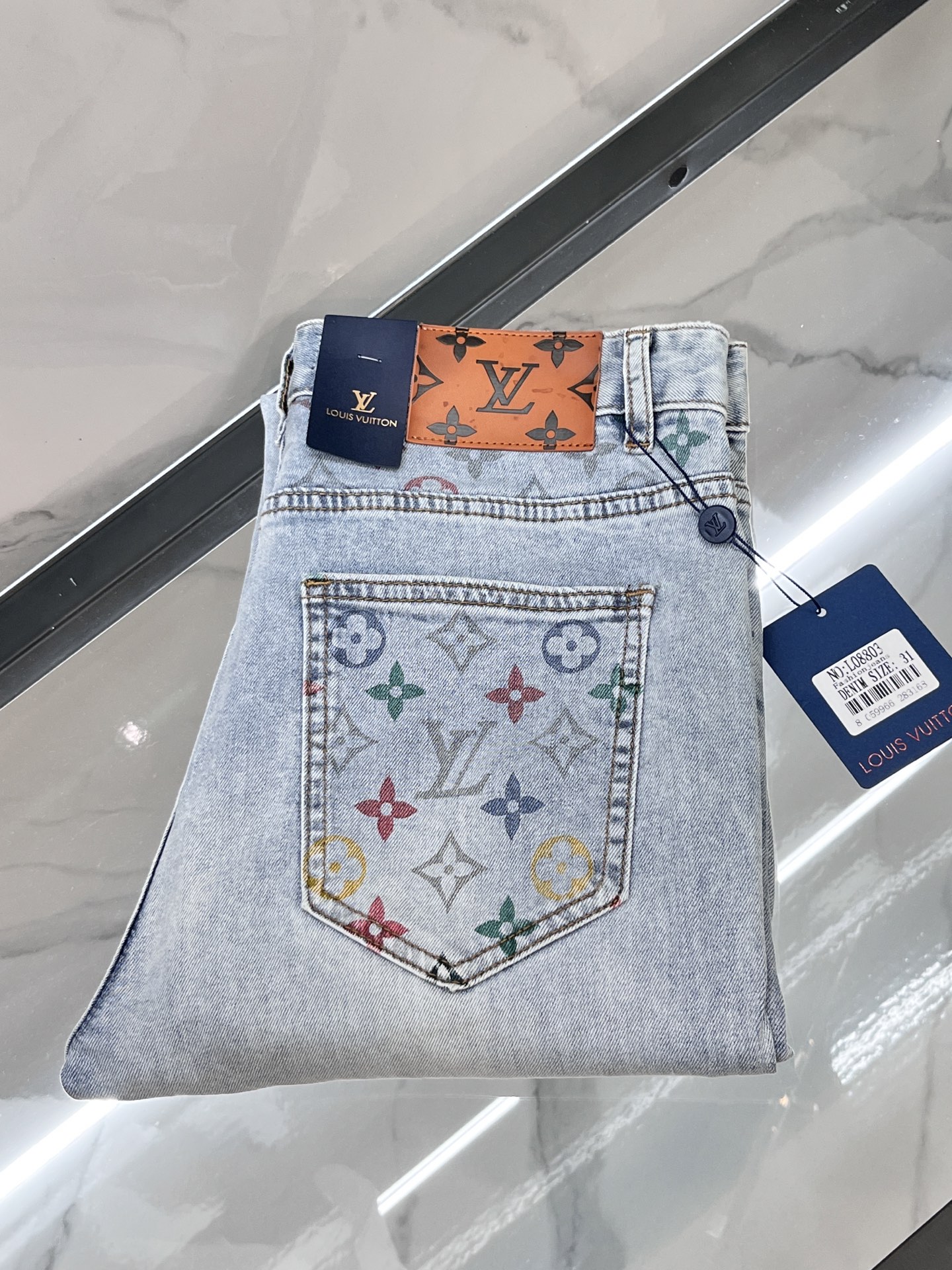 NO:460456,LV thin jeans. If you have requirements for quality control details, you highly recommend this one. The latest 25-year-old model, this jeans are made of 98 denim cotton + 2 elastic pull-up frame. The fabric feels solid and skin-friendly, soft and skin-friendly, slightly elastic, and the upper body has no sense of restraint. There is nothing to say about the shape of the pants. It is super good~ Simple and pure basic style, invisible zipper opening and closing, and the pocket is embossed. It is neatly cut, and the pants look handsome and elegant!  Live shooting ………………………………………………………………………… Size29-36,,louis vuitton,jeans,alexander wang19860909LV 薄款牛仔裤 牛货对品控细节有要求的,强烈推荐入手此款 25年最新款, 这款牛仔裤采用98牛仔棉+2弹力拉架制作 面料手感扎实有骨感,柔软亲肤,微弹力,上身无束缚感,裤形没有什么好说的,超级赞~ 简单纯粹的基础款,隐形拉链开合,口袋饰有压花搭配 利落裁剪,裤型穿出帅气优雅！实物拍摄 …………………………………………………… Size29-36,,louis vuitton,jeans,alexander wang,Men's clothing