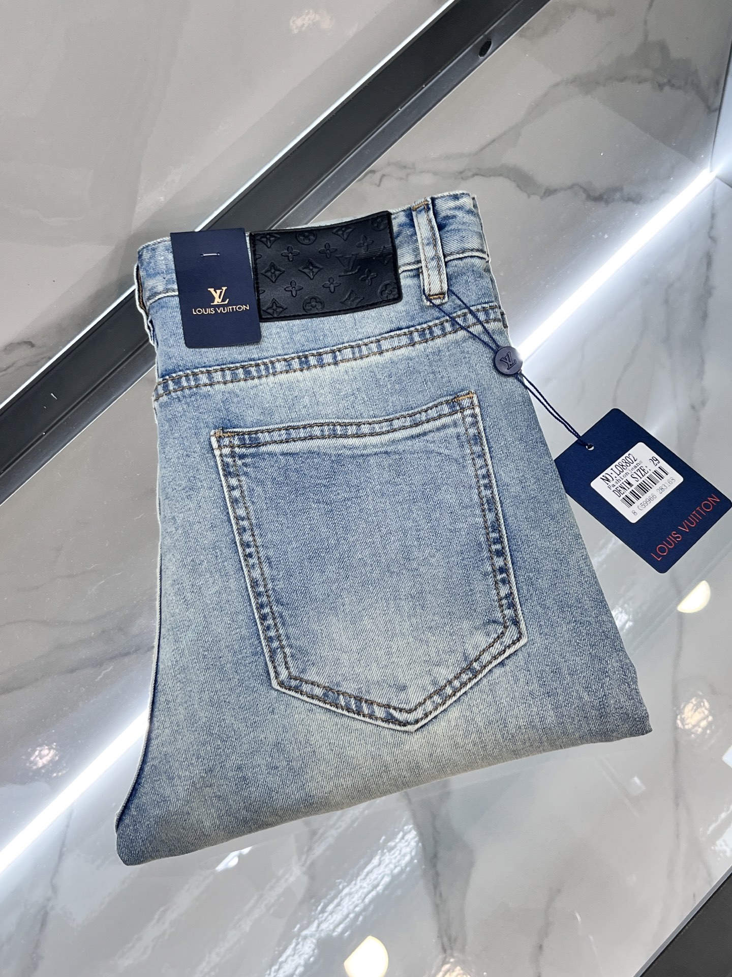 NO:514381,LV thin jeans. If you have requirements for quality control details, you highly recommend this one. The latest 25-year-old model, this jeans are made of 98 denim cotton + 2 elastic pull-up frame. The fabric feels solid and skin-friendly, soft and skin-friendly, slightly elastic, and the upper body has no sense of restraint. There is nothing to say about the shape of the pants. It is super good~ Simple and pure basic style, invisible zipper opening and closing, and the pocket is embossed and matched neatly. The pants look handsome and elegant!  Live shooting ………………………………………………………………………… Size29-36,,louis vuitton,jeans,alexander wang19860909LV 薄款牛仔裤 牛货对品控细节有要求的,强烈推荐入手此款 25年最新款, 这款牛仔裤采用98牛仔棉+2弹力拉架制作 面料手感扎实有骨感,柔软亲肤,微弹力,上身无束缚感,裤形没有什么好说的,超级赞~ 简单纯粹的基础款,隐形拉链开合,口袋饰有压花搭配 利落裁剪,裤型穿出帅气优雅！实物拍摄 …………………………………………………… Size29-36,,louis vuitton,jeans,alexander wang,Men's clothing