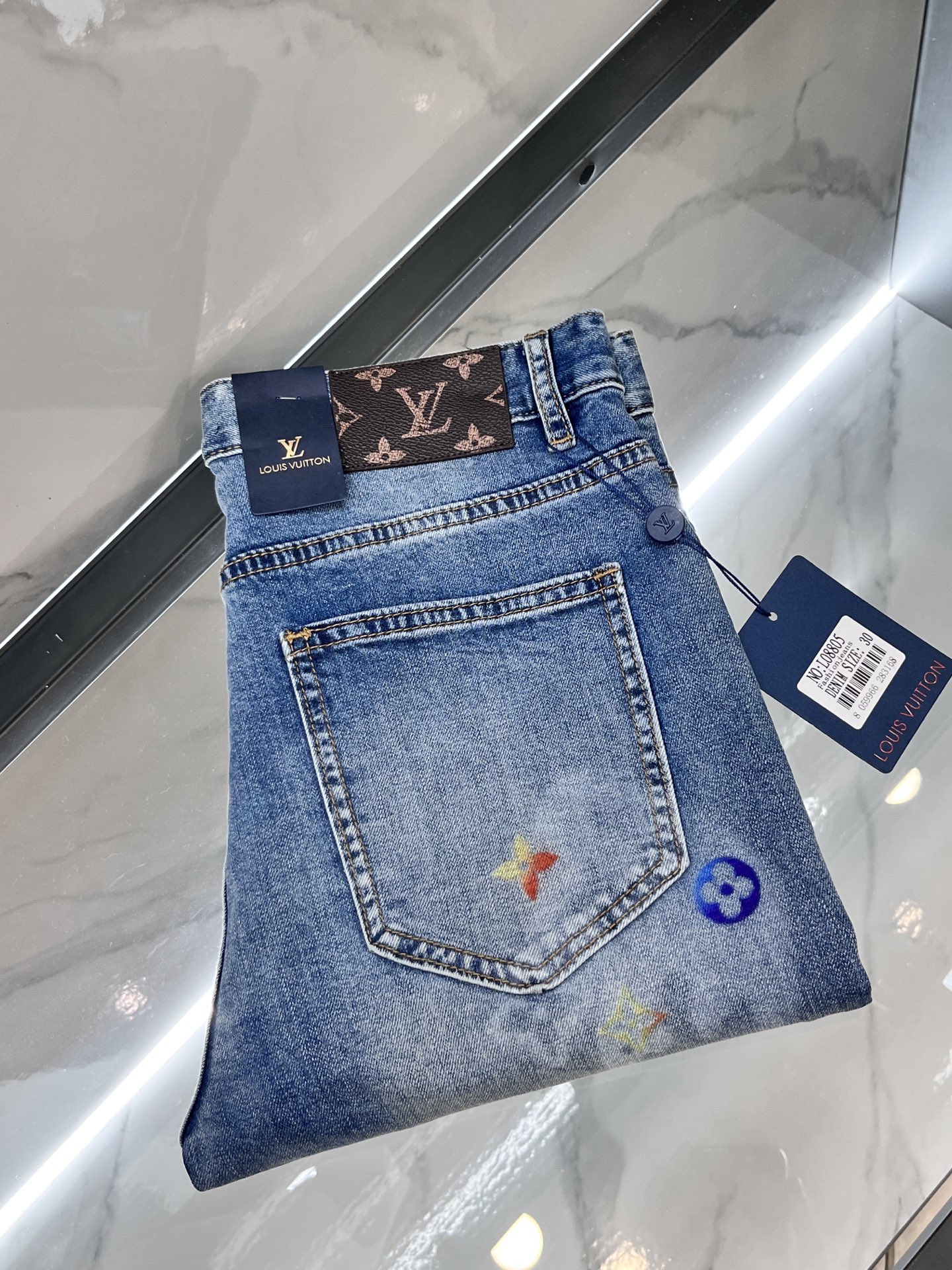NO:512902,lv thin jeans. If you have requirements for quality control details, you highly recommend this one. The latest 25-year-old model, this jeans are made of 98 denim cotton + 2 elastic pull-up frame. The fabric feels solid and skin-friendly, soft and skin-friendly, slightly elastic, and the upper body has no sense of restraint. There is nothing to say about the shape of the pants. It is super good~ Simple and pure basic style, invisible zipper opening and closing, pocket decoration with embossed matching, neatly cut, and the pants look handsome and elegant!  Live shooting ………………………………………………………………………… Size29-36,,louis vuitton,jeans,alexander wang19860909lv 薄款牛仔裤 牛货对品控细节有要求的,强烈推荐入手此款 25年最新款, 这款牛仔裤采用98牛仔棉+2弹力拉架制作 面料手感扎实有骨感,柔软亲肤,微弹力,上身无束缚感,裤形没有什么好说的,超级赞~ 简单纯粹的基础款,隐形拉链开合,口袋饰有压花搭配 利落裁剪,裤型穿出帅气优雅！实物拍摄 …………………………………………………… Size29-36,,louis vuitton,jeans,alexander wang,Men's clothing