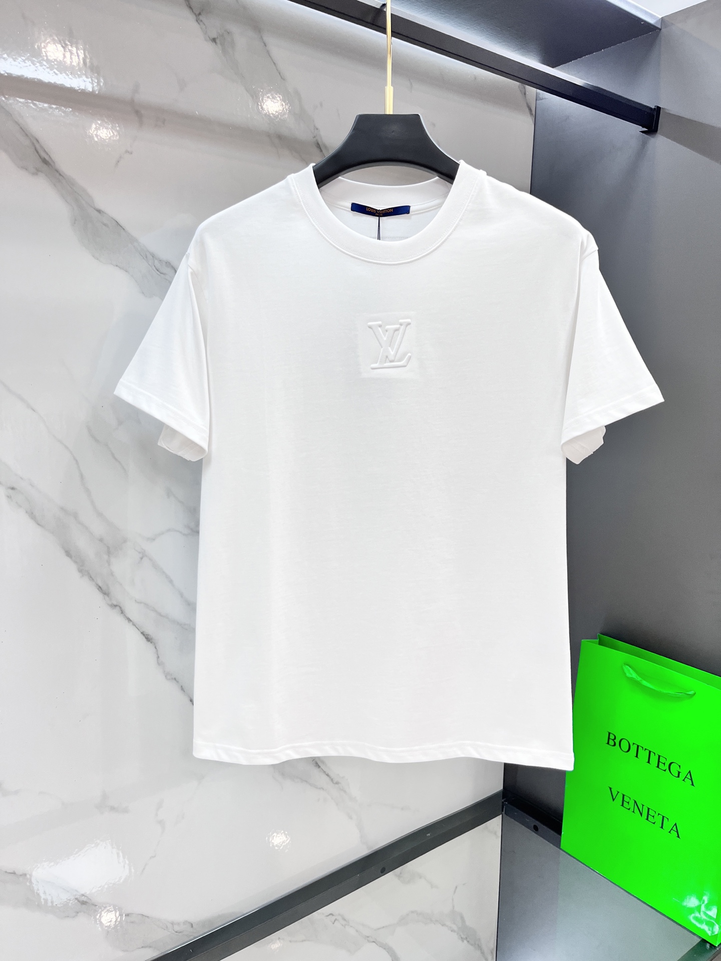 NO:487338,Lv men's spring round neck short sleeves, Hong Kong foreign companies channel goods, heavy high-end products, high-end platinum-grade products, 25-year official cabinet new products, limited-edition sales in Europe!  The visual is quite elegant and fashionable, with a distinct recognition, retro and fashionable, very exquisite and high-end, perfectly flaunting the brand identity and full of savoring. From the main fabric to the detailed craftsmanship, all show the ingenuity of fashion and explain the essence of fashion to the extreme!  Customer-supplied high-end imported ready-to-wear fabrics, with perfect comfort and breathability, and the touch experience is self-evident, and the ultimate luxury enjoyment!  Mature color matching, superior compatibility, full of luxury and temperament on the upper body, full of style, perfect business and leisure, in line with urban elitist life philosophy…………………………………………………………………………………………………………………………………………………………………………………………………………………………………………………………………………………………………………………………………………………………………………………………………………………………………………………………………………………………………………………………………………………………………………………………………………………………………………………………………………………………………………………………………………………………………………………………………………………………………………………………………………………………………………………………………………………………………………………………………………………………………………………………………………………………………………………………………………………………………………………………………………………………………………………………………………………………………………………19860909Lv 男士春款圆领短袖,香港洋行渠道货,重磅高端臻品,高奢品鉴白金级单品,25年官柜新品,欧洲区域限量售卖款！视觉相当雅致时髦,辨识度颇为鲜明,复古且时髦,非常精致而高级,完美标榜了品牌身份,细品韵味十足,从主体面料到细节工艺,无一不彰显时装的匠心所在,将时装的精髓阐释到极致！客供高级进口成衣定织面料,舒适性与透气性完美兼备,触感体验不言而喻,奢华极致享受！轻熟的配色,兼容性优越,上身满满的奢贵感和气质感,型款十足,商务与休闲完美兼具,符合都市精英主义生活哲学…………………………………………………… SizeS-Xl,,louis vuitton,T-shirt,alexander wang,Men's clothing