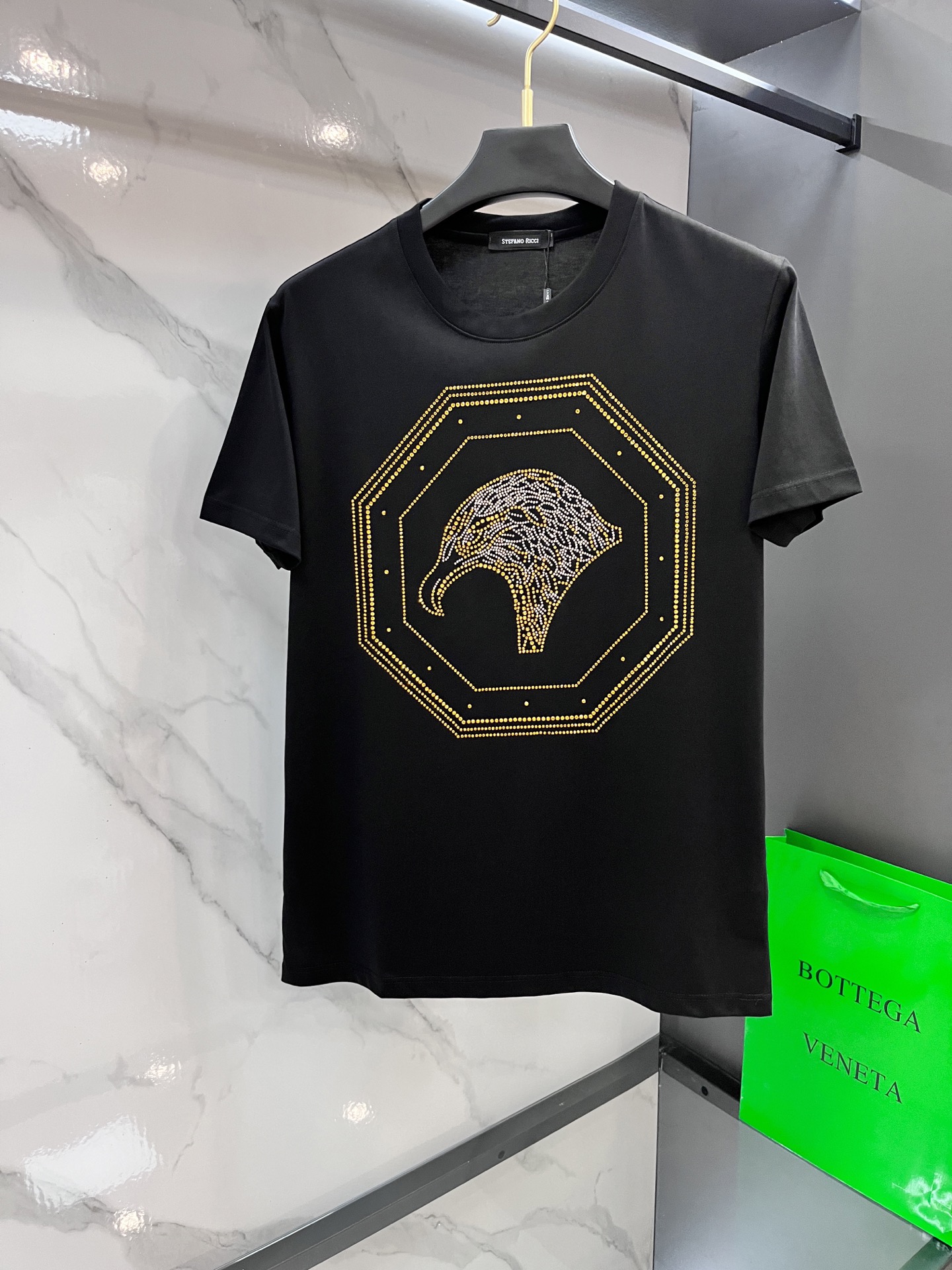 NO:527841,Stephen 2025 Spring and Summer European GW Counter New Style, Showcase Internet Celebrity Customization Top-grade original single fashion casual short-sleeved T-shirt. 25ss trendy Internet Celebrity must-have items, selected imported mercerized cotton fabric, excellent comfort and breathability, and excellent soft, wrinkle-resistant elasticity and drooping. Whether it is single or inner wear, it is very handsome, matching men's practical dressing habits, exquisite logo iron diamond heavy craft design, pursue luxury, noble and elegant style, create extraordinary men's taste, and urban fashion men's first choice. ………………………………………………………………………………………………………………………………………………………………………………………………………………………………………………………………………………………………………………………………………………………………………………………………………………………………………………………………………………………………………………………………………………………………………………………………………………………………………………………………………………………………………………………………………………………………………………………………………………………………………………………………………………………………………………………………………………………………………………………19860909史蒂芬 2025春夏装欧洲GW专柜新款 走秀网红款定制 顶级原单时尚休闲短袖T恤. 25ss潮人网红必备单品,精选进口丝光欧棉面料,舒适性与透气性兼优,柔软抗皱弹性和垂性极佳,无论是单穿还是内搭都是帅气十足,吻合了男性实用穿衣习惯,精致logo烫钻重工艺设计,追求奢华高贵优雅风范,打造不凡男士品味,都市时尚男尤首选.…………………………………………………… SizeM-XXXXL,,T-shirt,tees，t-shirt,alexander wang,Men's clothing