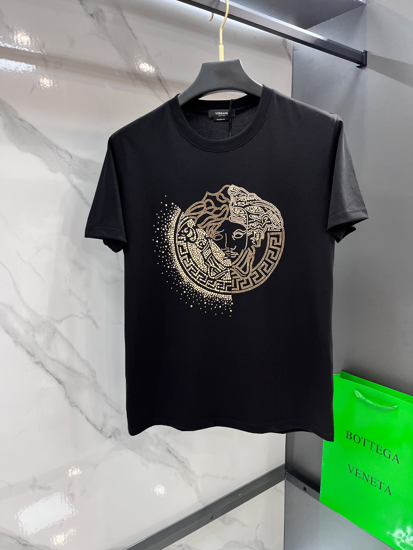 NO:512908,Versace 2025 spring and summer European GW counter new style, customization of show-tale internet celebrity style top-level original single fashion casual short-sleeved T-shirt. 25ss trendy internet celebrity must-have items, selected imported mercerized cotton fabric, excellent comfort and breathability, soft, wrinkle-resistant elasticity and drooping, both single and inner wear are very handsome, matching men's practical dressing habits, exquisite logo iron diamond heavy craft design, pursue luxury, noble and elegant style, create extraordinary men's taste, and urban fashion men's first choice. …………………………………………………………………………………………………………………………………………………………………………………………………………………………………………………………………………………………………………………………………………………………………………………………………………………………………………………………………………………………………………………………………………………………………………………………………………………………………………………………………………………………………………………………………………………………………………………………………………………………………………………………………………………………………………………………………………………………………………………………………………………19860909范思哲 2025春夏装欧洲GW专柜新款 走秀网红款定制 顶级原单时尚休闲短袖T恤. 25ss潮人网红必备单品,精选进口丝光欧棉面料,舒适性与透气性兼优,柔软抗皱弹性和垂性极佳,无论是单穿还是内搭都是帅气十足,吻合了男性实用穿衣习惯,精致logo烫钻重工艺设计,追求奢华高贵优雅风范,打造不凡男士品味,都市时尚男尤首选.…………………………………………………… SizeM-XXXXL,,versace,T-shirt,tees，t-shirt,alexander wang,Men's clothing