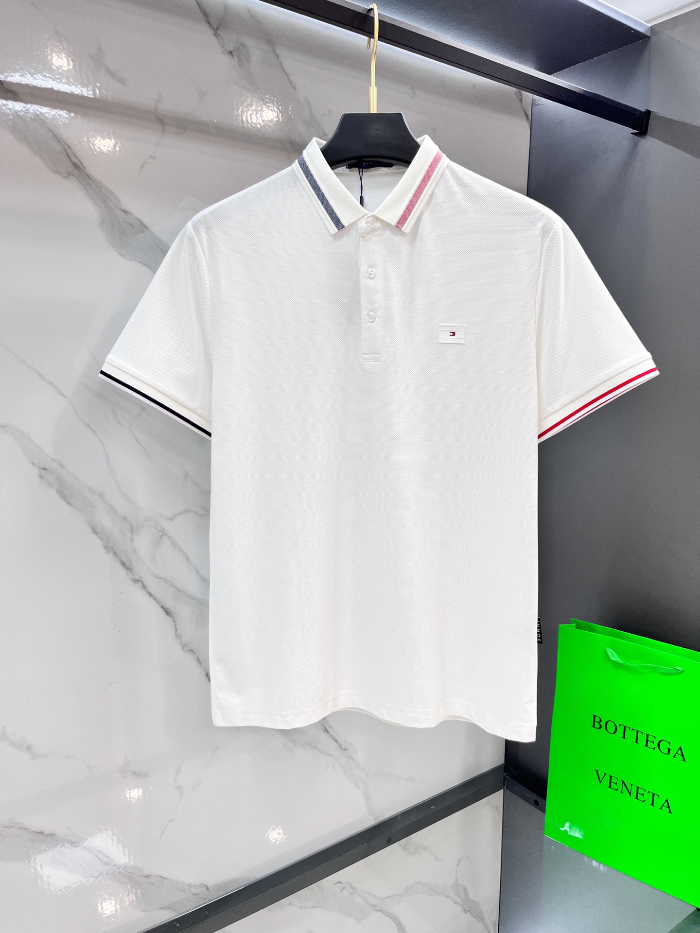 NO:487345,Tonny Tommy 2025 new high-end business polo white-collar workers are a must-have item for individuals in the unit!  Casual business lapel short sleeves, technological fabric, great body feel, smooth texture and great texture!  Good elasticity, no sense of restraint, the fabric has its own breathable mesh, moisture absorption and sweating, quick drying and keeping it dry, small lapel placket-breasted design, showing a straight posture, not soft pedal, simple style, can be used for business and leisure, highly recommended!  Simple, generous, clean and neat, elegant and gentlemanly. The key is the fabric, the key is to quality control, the feel is extremely delicate and smooth, the fabric has a good gloss and upper body skeleton feel, so you can greet mature and quality men's clothing!  Sweat in summer and dry in seconds, a brand new experience Business commuting and leisure ………………………………………………………………………………………………………………………………………………………………………………………………………………………………………………………………………………………………………………………………………………………………………………………………………………………………………………………………………………………………………………………………………………………………………………………………………………………………………………19860909Tonny汤米 2025新款高端商务polo 白领 单位人士必入单品！ 休闲商务翻领短袖,科技面料,体感非常棒,手感顺滑质感很棒！弹性好,无任何束缚感,面料自带透气网孔,吸湿排汗,速干保持干爽,小翻领门襟排扣设计,展露挺拔姿态,不软踏,简约款式,商务休闲都可驾驭,强烈推荐！简单大方干净利落,儒雅绅士风度.高级材质,重点就是面料上,品控的必上,手感极其细腻光滑,面料光泽感和上身骨架感好,打招成熟品质男装！夏天出汗秒干,全新体验 商务通勤休闲 …………………………………………………… SizeM-XXXXL,,T-shirt,alexander wang,Men's clothing