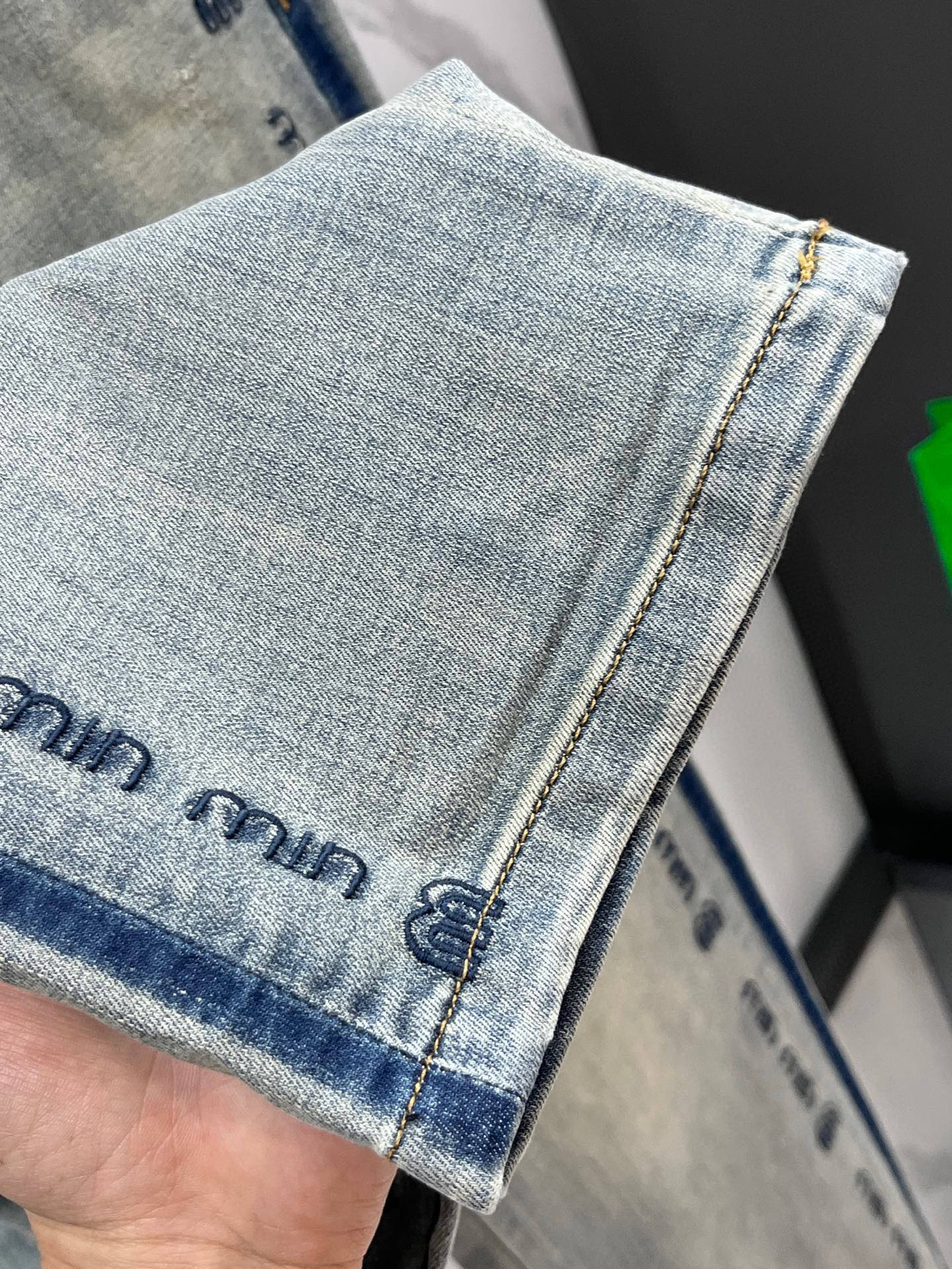 miuMiu 2025SS早春新品薄款重工休闲牛仔裤👖，进口优质水洗弹力面料，上身舒适透气有弹力，客供五