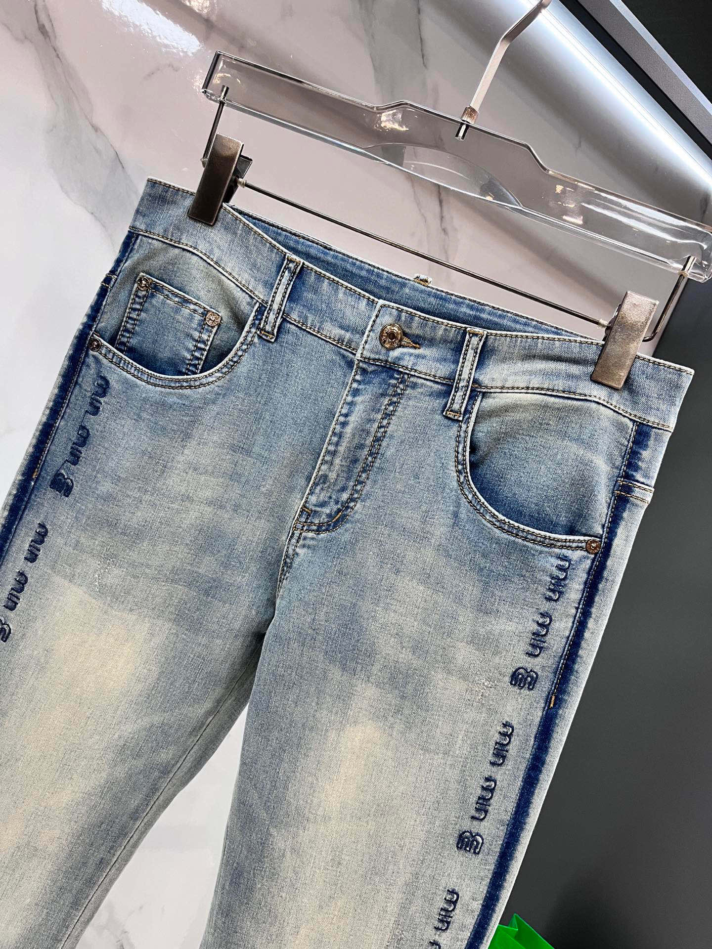 miuMiu 2025SS早春新品薄款重工休闲牛仔裤👖，进口优质水洗弹力面料，上身舒适透气有弹力，客供五