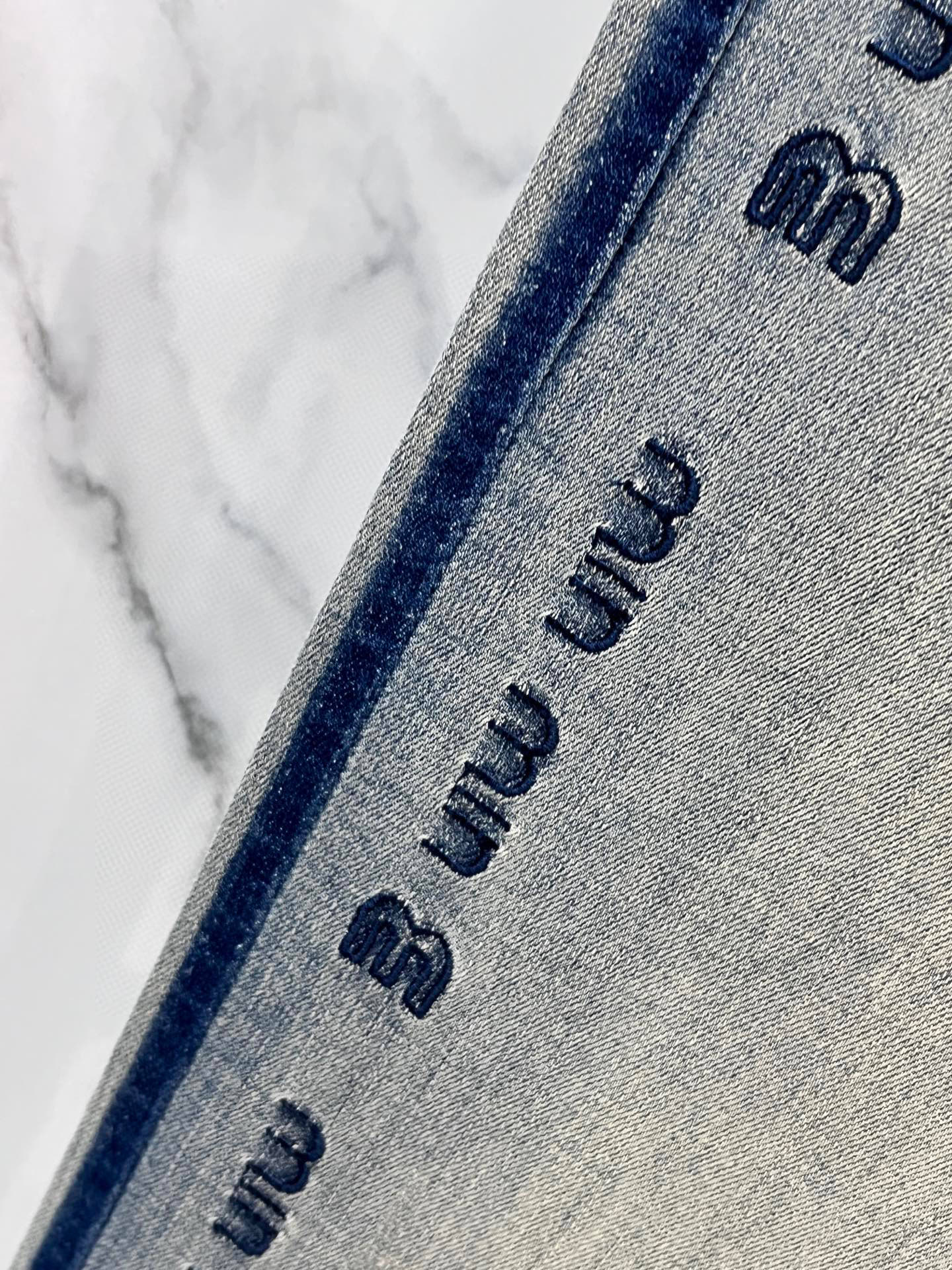 miuMiu 2025SS早春新品薄款重工休闲牛仔裤👖，进口优质水洗弹力面料，上身舒适透气有弹力，客供五