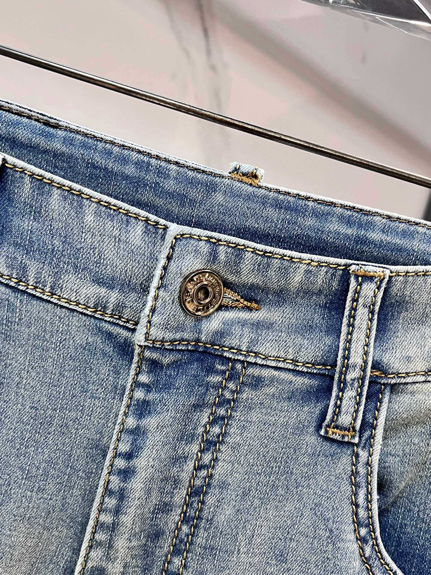 miuMiu 2025SS早春新品薄款重工休闲牛仔裤👖，进口优质水洗弹力面料，上身舒适透气有弹力，客供五