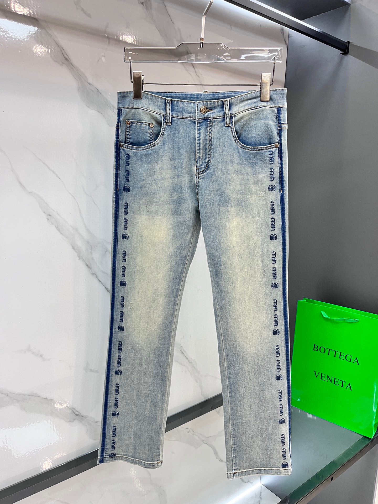 miuMiu 2025SS早春新品薄款重工休闲牛仔裤👖，进口优质水洗弹力面料，上身舒适透气有弹力，客供五