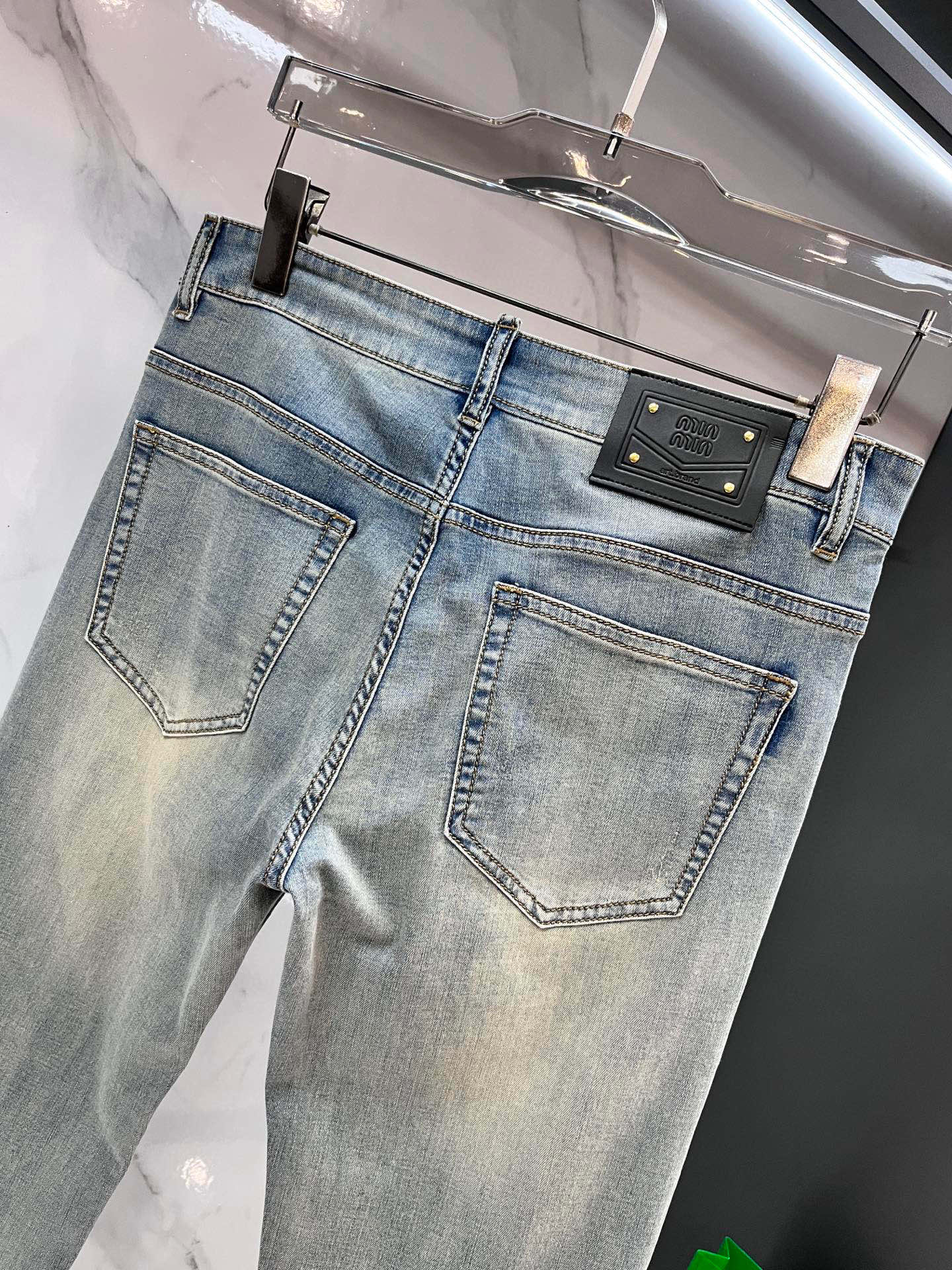 miuMiu 2025SS早春新品薄款重工休闲牛仔裤👖，进口优质水洗弹力面料，上身舒适透气有弹力，客供五