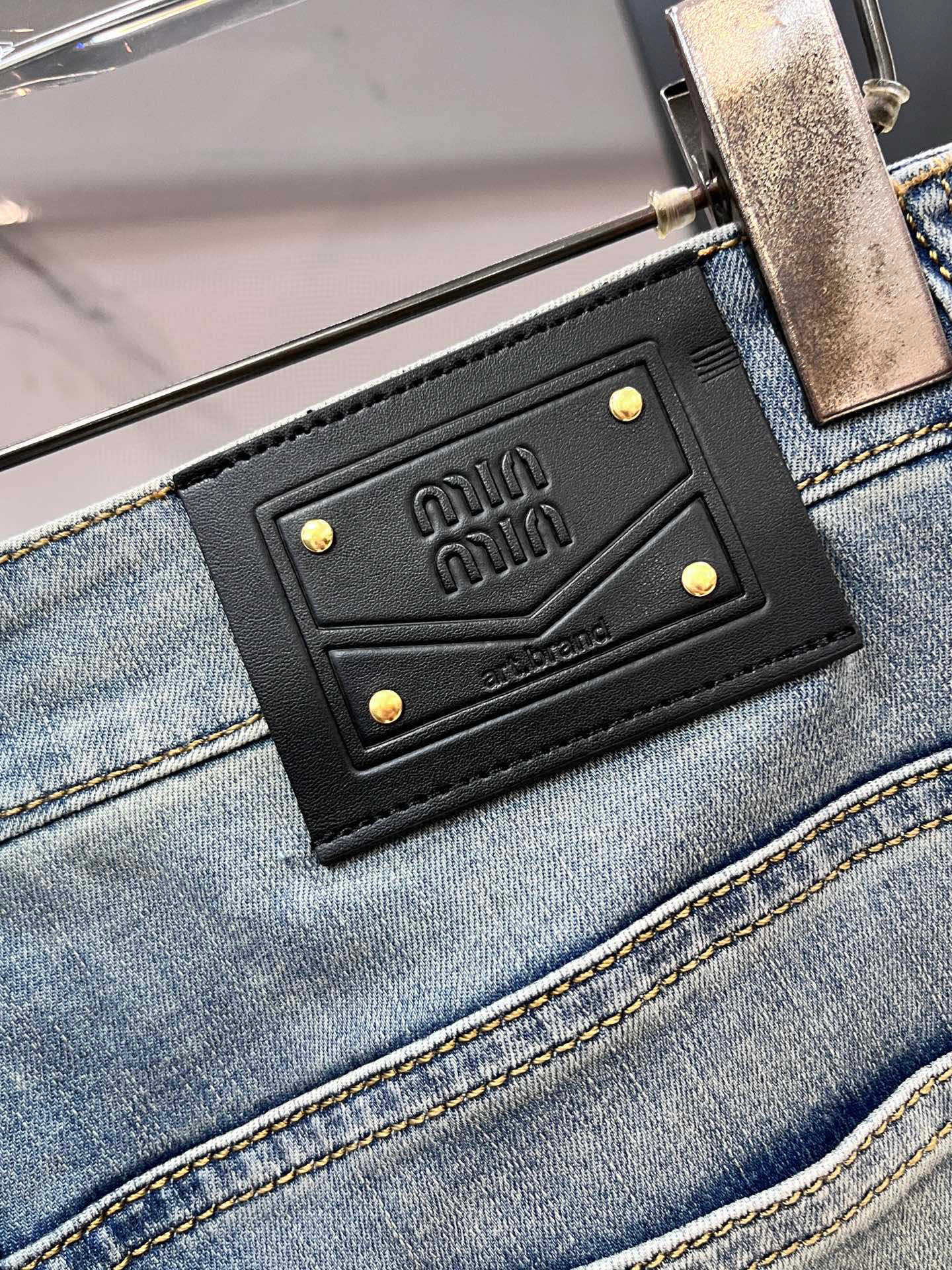 miuMiu 2025SS早春新品薄款重工休闲牛仔裤👖，进口优质水洗弹力面料，上身舒适透气有弹力，客供五