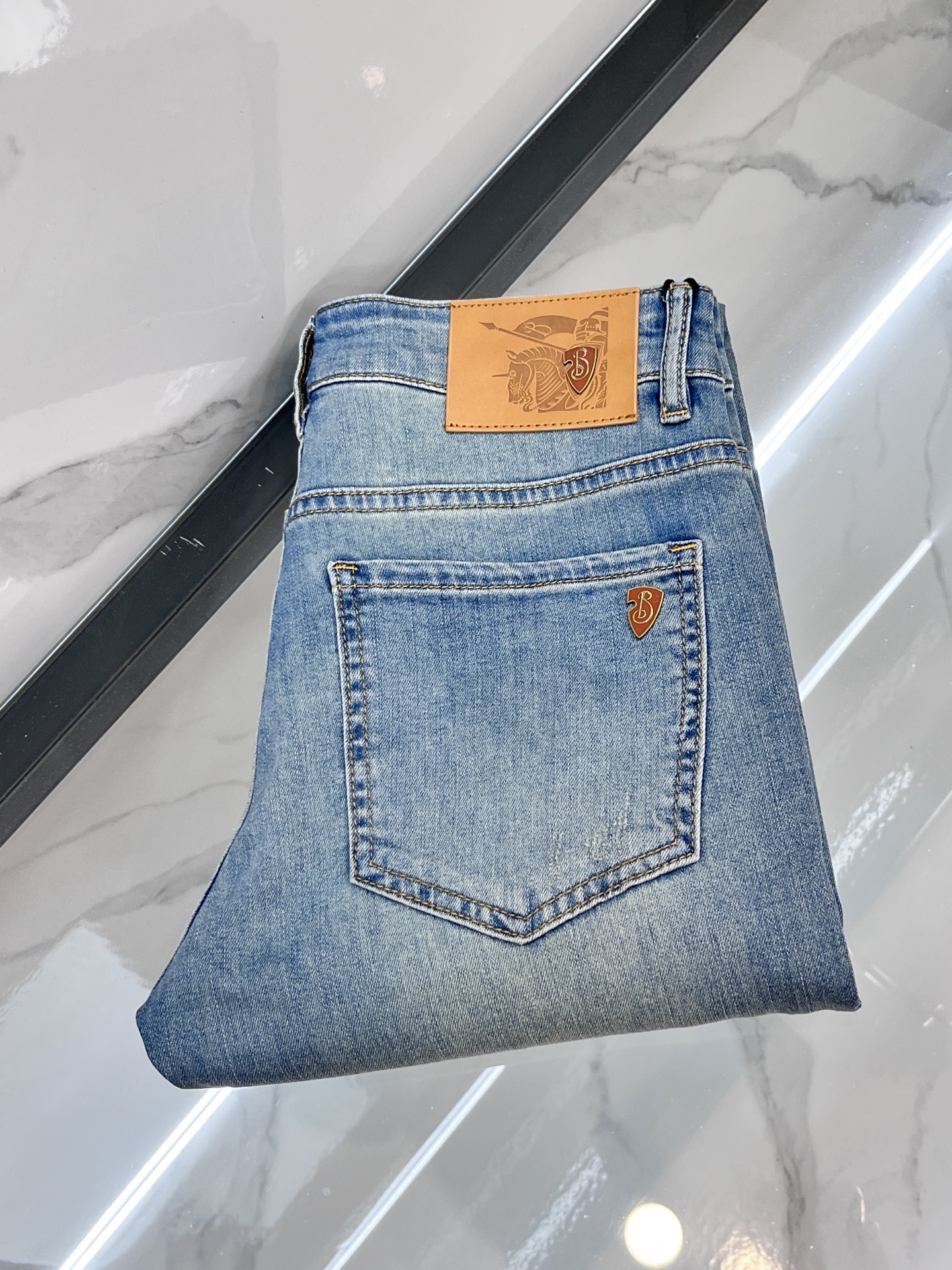 NO:460449,Burberry 2025SS early spring new thin heavy industry casual jeans, imported high-quality washing elastic fabric, comfortable, breathable and elastic upper body, customer-supplied hardware and auxiliary materials decoration, super positive style, full-quality order model, full-body handsome upper body …………………………………………………………………………………………………………………………………………………………………………………………………………………………………………………………………………………………………………………………………………………………………………………………………………………………………………………………………………………………………………………………………………………………………………………………………………………………………………………………………………………………………………………………………………………………………………………………………………………………………………………………………………………………………………………………………………………………………………………………………………………………………………………………………………………………………………………………………………………………………………………………………………………………………19860909巴宝莉 2025SS早春新品薄款重工休闲牛仔裤,进口优质水洗弹力面料,上身舒适透气有弹力,客供五金辅料装饰,版型超正,全品相订单款,上身帅气十足 …………………………………………………… Size28-38,,burberry,jeans,alexander wang,Men's clothing