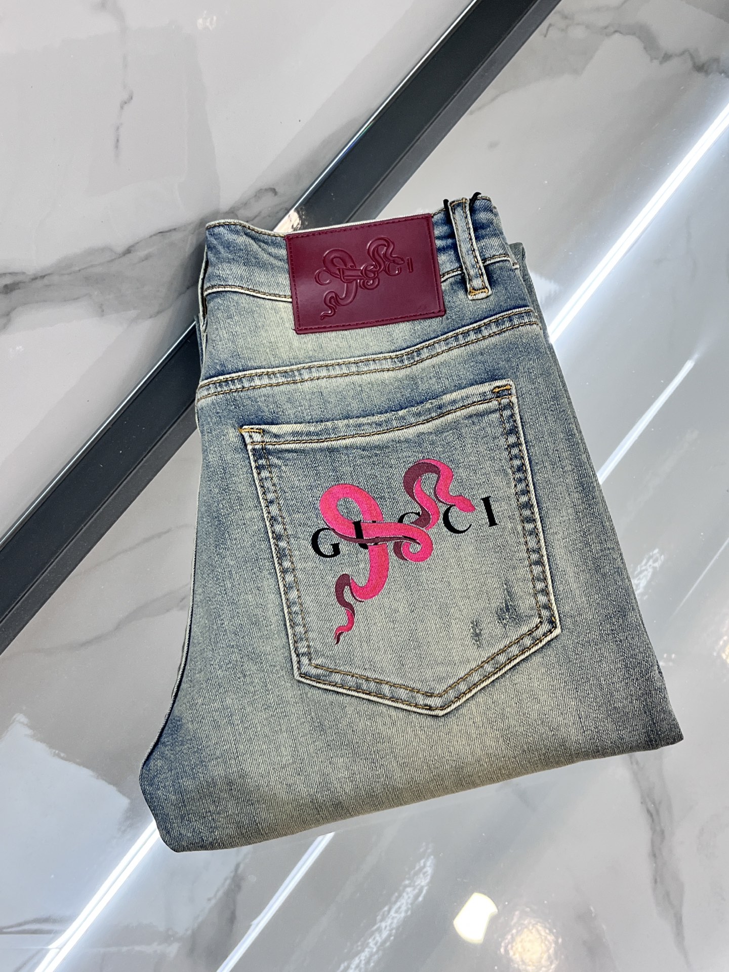 “High-Quality Water-Washed Gucci Jeans for Spring 2025: Comfortable and Stylish Hardware Decorations” - 图片 1