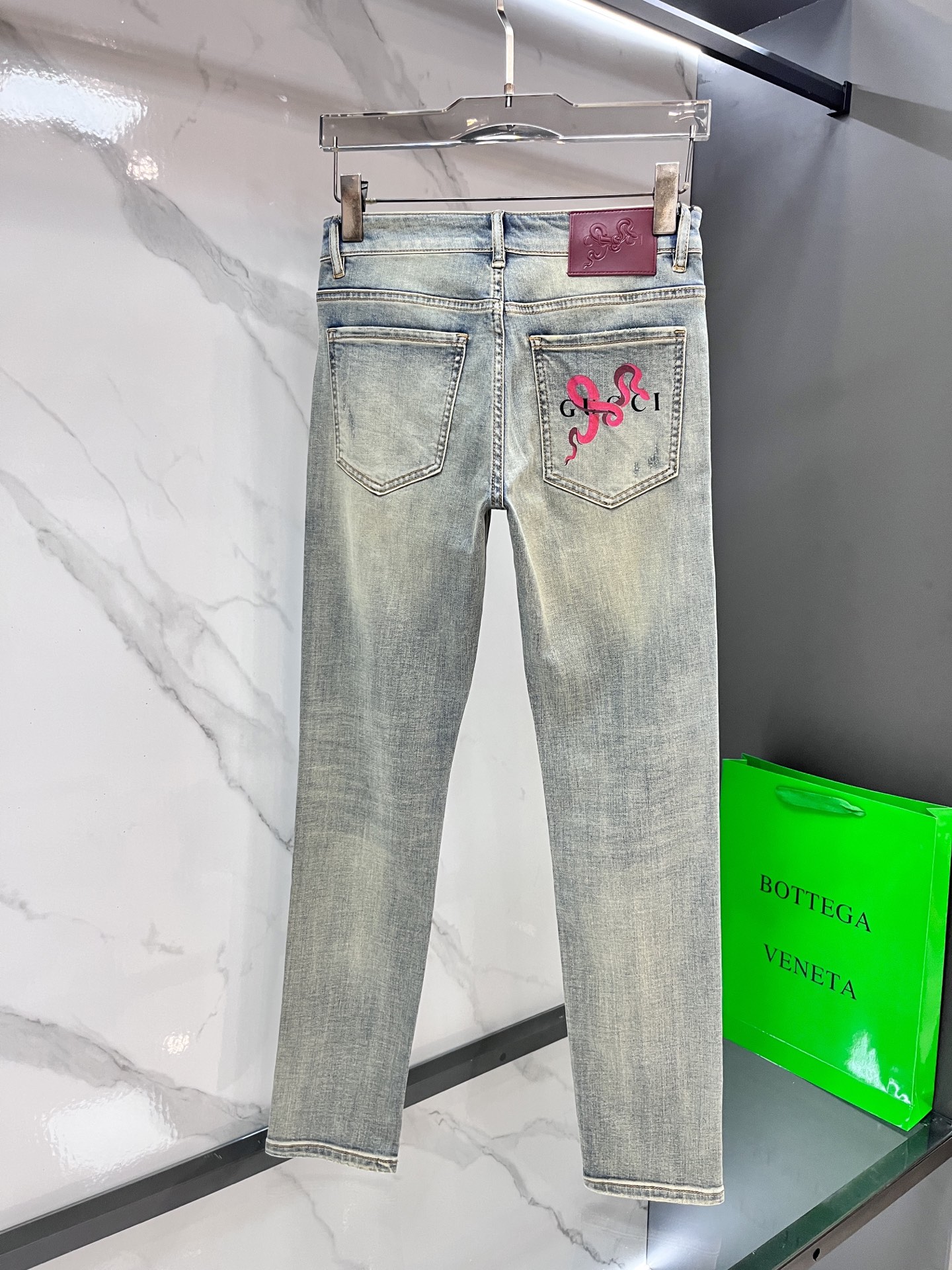 “High-Quality Water-Washed Gucci Jeans for Spring 2025: Comfortable and Stylish Hardware Decorations” - 图片 3