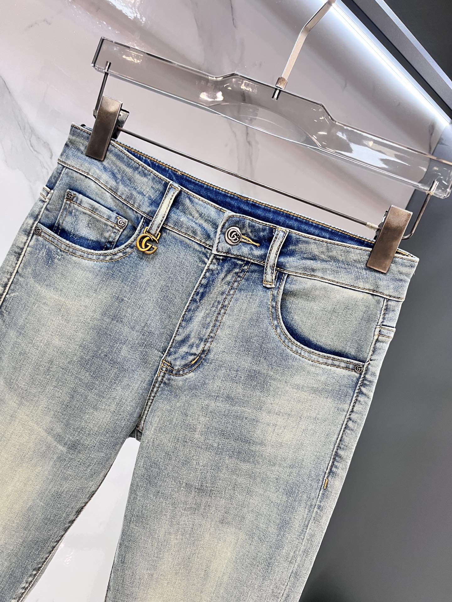“High-Quality Water-Washed Gucci Jeans for Spring 2025: Comfortable and Stylish Hardware Decorations” - 图片 4