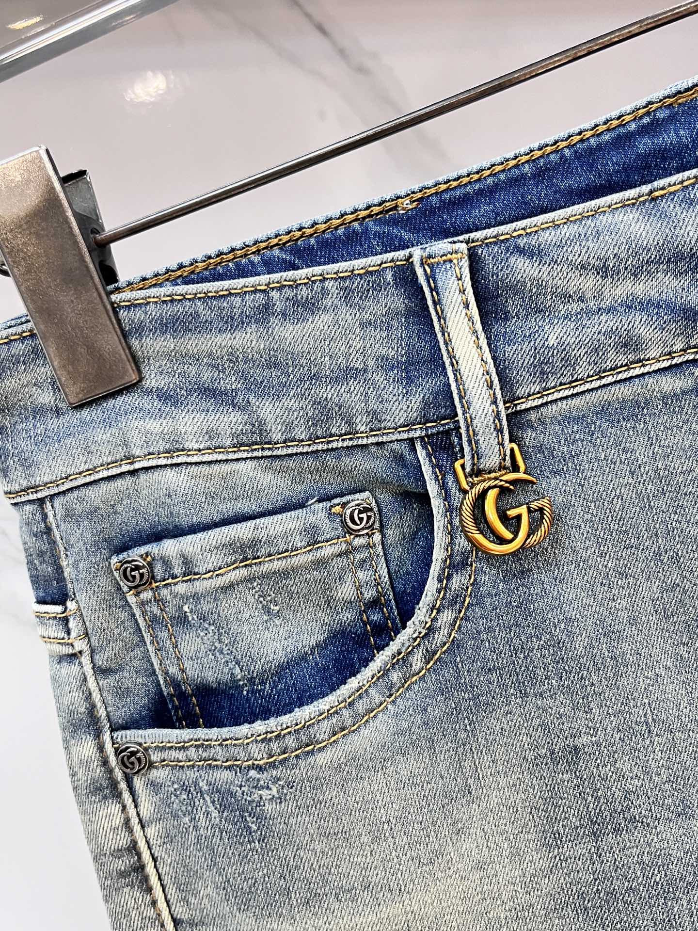 “High-Quality Water-Washed Gucci Jeans for Spring 2025: Comfortable and Stylish Hardware Decorations” - 图片 6