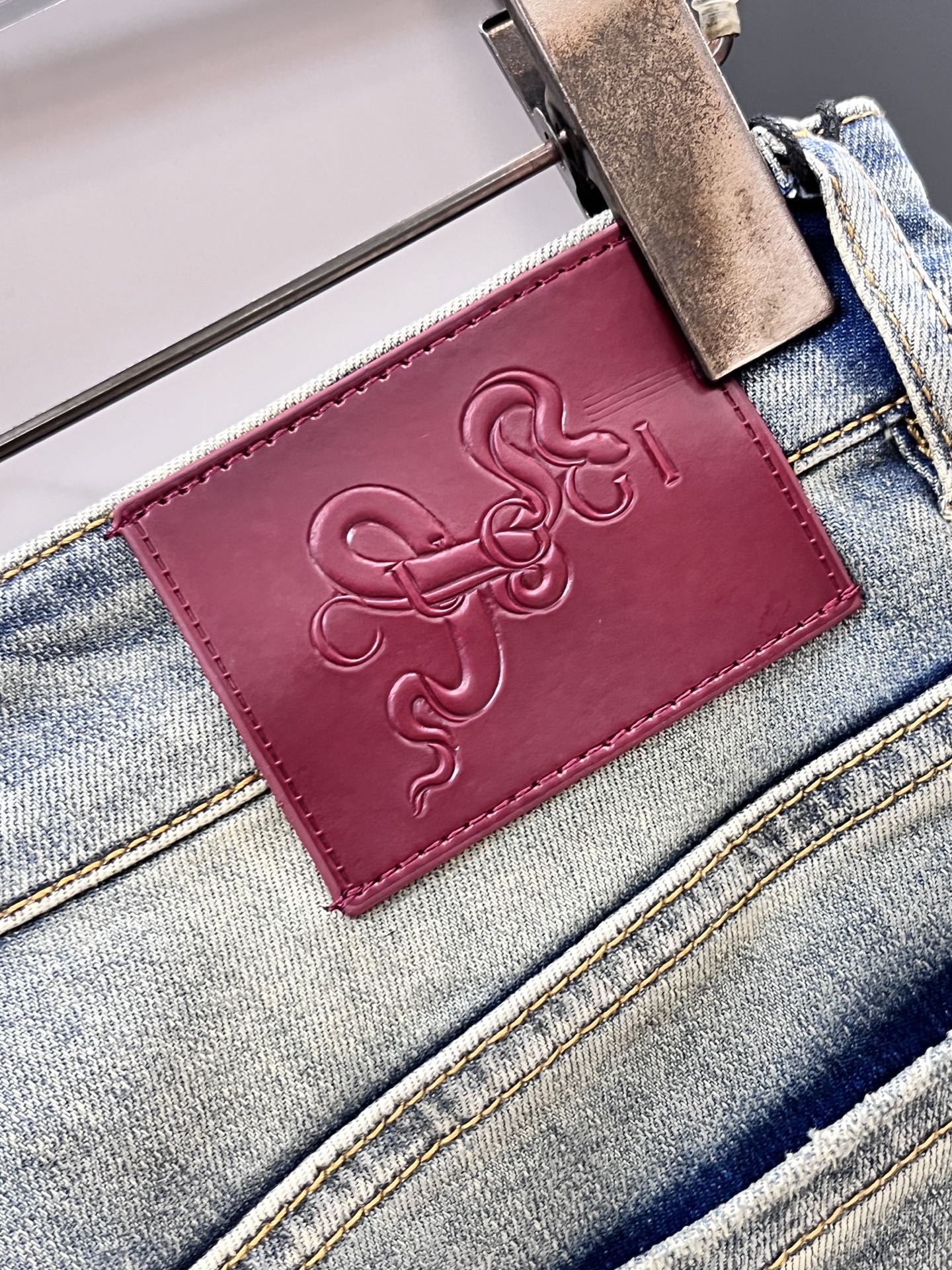 “High-Quality Water-Washed Gucci Jeans for Spring 2025: Comfortable and Stylish Hardware Decorations” - 图片 7