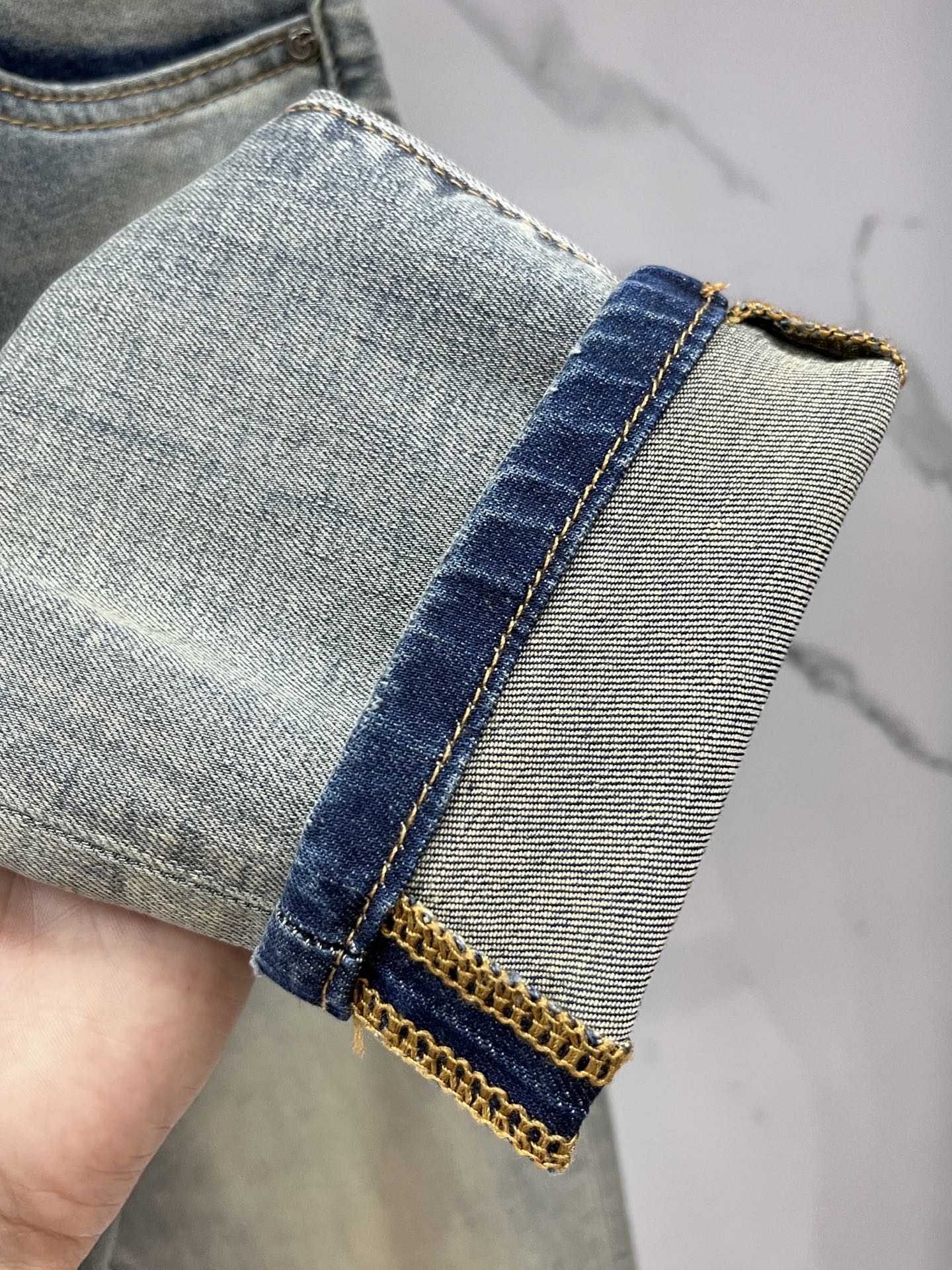 “High-Quality Water-Washed Gucci Jeans for Spring 2025: Comfortable and Stylish Hardware Decorations” - 图片 9