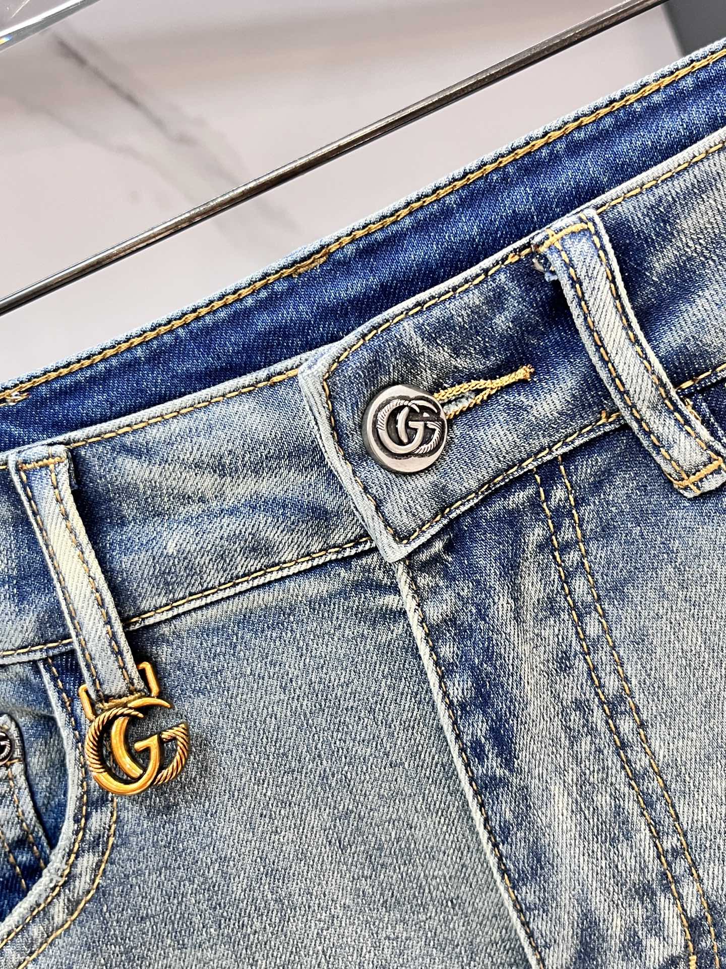 “High-Quality Water-Washed Gucci Jeans for Spring 2025: Comfortable and Stylish Hardware Decorations” - 图片 5