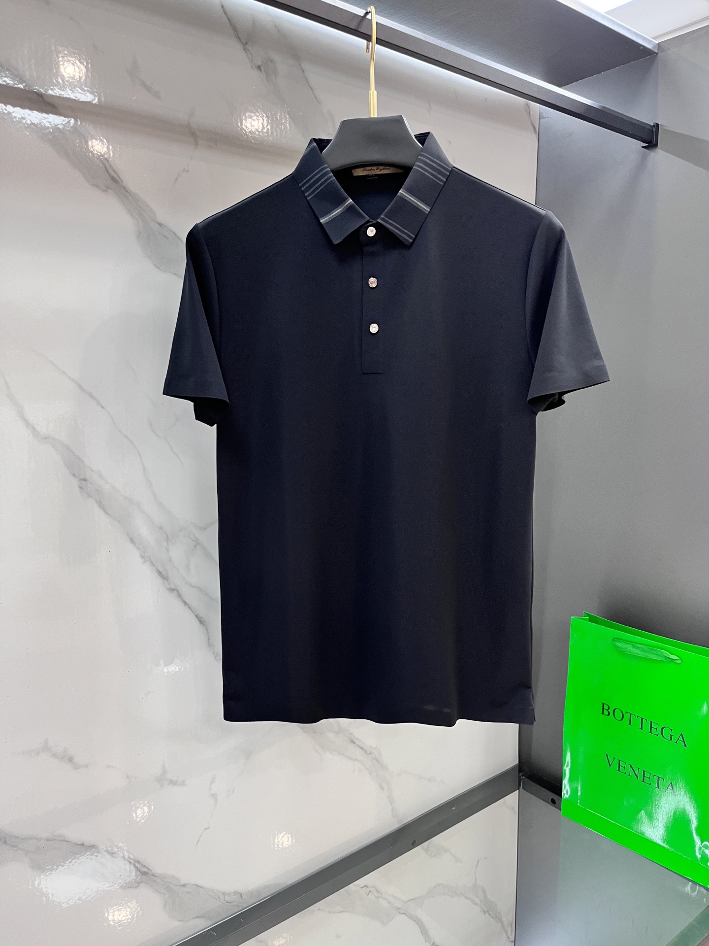 NO:519005,Burberry ss summer new product, men's iron-free and fast-drying business short-sleeved POLO shirt, trading company channels are rare, and GW is on sale!  Donkey summer show items, unique texture!  The fabric is silky and shiny, and has a strong drooping feeling, no matter how you ravage it, it will be smooth as before!  The fabric is customized and imported polyester fiber fabric. The fabric is wrinkle-resistant, light and easy to manage, with a thin, silky and delicate feel, and has excellent breathable, moisture-absorbing and quick-drying performance. The upper body has its own cooling effect. It is definitely the best choice in a summer wardrobe. Getting the real thing will definitely give you the desire to buy back!  The exquisite and smooth edge-covering craftsmanship can withstand the harsh scrutiny and severe tests of the masses. The basic combination of first-class style cutting is three-dimensional and upright, handsome and charming!  ……………………………………………………………………………………………………………………………………………………………………………………………………………………………………………………………………………………………………………………………………………………………………………………………………………………………………………………………………………………………………………………………………………………………………………………………………………………………………………………………………………………………………19860909巴宝莉 ss夏季新品,男士免烫抗速干商务短袖POLO衫,贸易公司渠道稀出,领先GW发售！驴家夏季秀款单品,独特纹理！面料丝滑冰感有光泽,免烫抗皱垂感十足,不论你如何蹂躏都会顺滑如初！ 面料精选客供定制进口聚酯纤维面料制成,面料抗皱轻盈好打理,手感轻薄丝滑细腻,拥有着极佳的透气吸湿速干性能,上身自带降温功效,绝对是夏日衣橱中不二之选,实物到手绝对会让你有无限回购的渴望！精湛平顺的包边走线工艺,经得起群众苛刻的目光审视及严峻考验,基础合体的一流版型裁剪,上身立体挺拔,帅气迷人！…………………………………………………… SizeM-XXXL,,burberry,louis vuitton,louis vuitton,T-shirt,alexander wang,Men's clothing