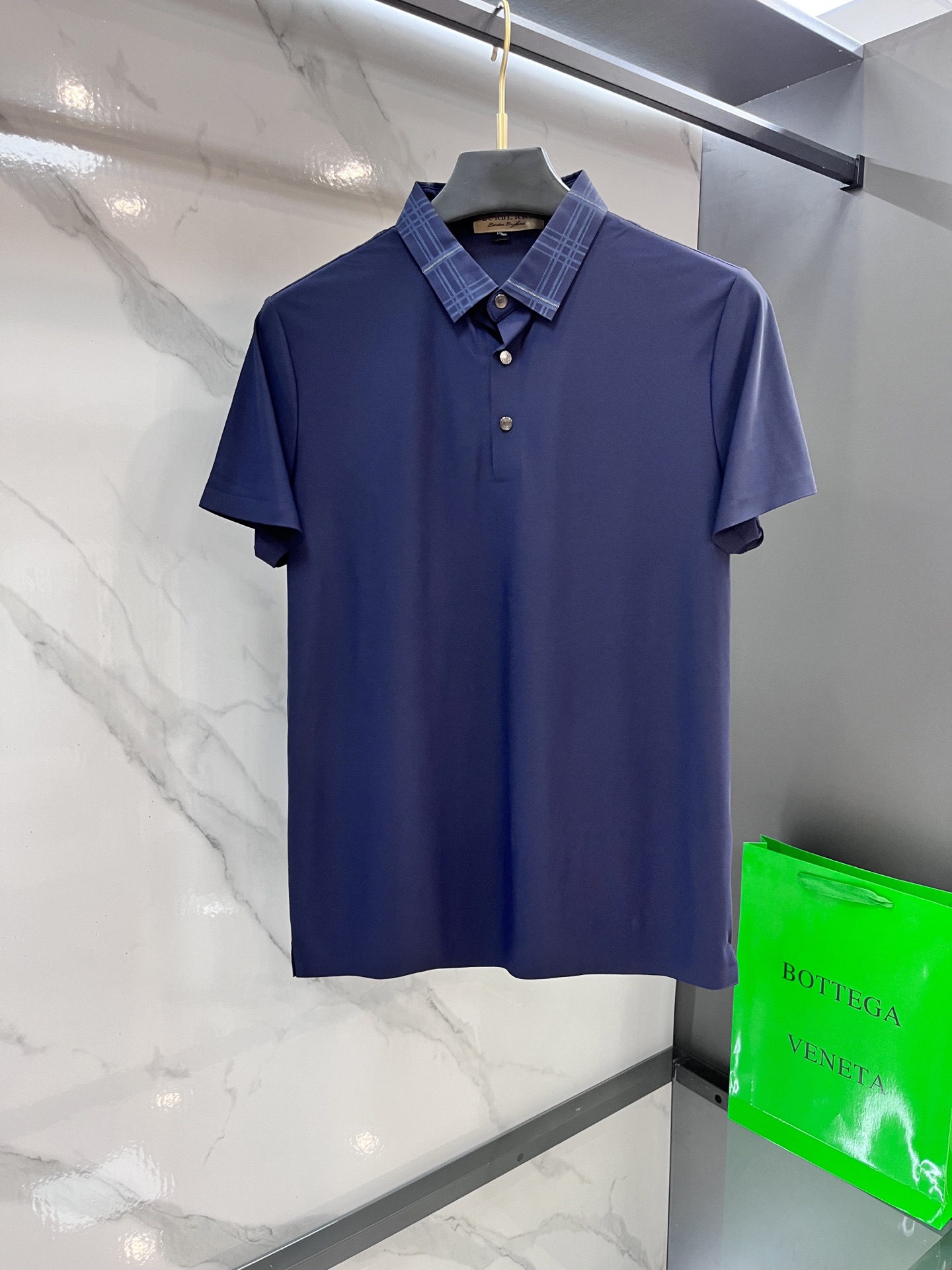 NO:487372,Burberry's 2025ss summer new product, men's iron-free and fast-drying business short-sleeved POLO shirt, trading company channels are rare, leading GW on sale!  Donkey summer show items, unique texture!  The fabric is silky and shiny, and has a strong drooping feeling, no matter how you ravage it, it will be smooth as before!  The fabric is customized and imported polyester fiber fabric. The fabric is wrinkle-resistant, light and easy to manage, with a thin, silky and delicate feel, and has excellent breathable, moisture-absorbing and quick-drying performance. The upper body has its own cooling effect. It is definitely the best choice in a summer wardrobe. Getting the real thing will definitely give you the desire to buy back!  The exquisite and smooth edge-covering craftsmanship can withstand the harsh scrutiny and severe tests of the masses. The basic combination of first-class style cutting is three-dimensional and upright, handsome and charming!  ……………………………………………………………………………………………………………………………………………………………………………………………………………………………………………………………………………………………………………………………………………………………………………………………………………………………………………………………………………………………………………………………………………………………………………………………………………………………………………………………………………………………………19860909巴宝莉 2025ss夏季新品,男士免烫抗速干商务短袖POLO衫,贸易公司渠道稀出,领先GW发售！驴家夏季秀款单品,独特纹理！面料丝滑冰感有光泽,免烫抗皱垂感十足,不论你如何蹂躏都会顺滑如初！ 面料精选客供定制进口聚酯纤维面料制成,面料抗皱轻盈好打理,手感轻薄丝滑细腻,拥有着极佳的透气吸湿速干性能,上身自带降温功效,绝对是夏日衣橱中不二之选,实物到手绝对会让你有无限回购的渴望！精湛平顺的包边走线工艺,经得起群众苛刻的目光审视及严峻考验,基础合体的一流版型裁剪,上身立体挺拔,帅气迷人！…………………………………………………… SizeM-XXXL,,burberry,louis vuitton,louis vuitton,T-shirt,alexander wang,Men's clothing