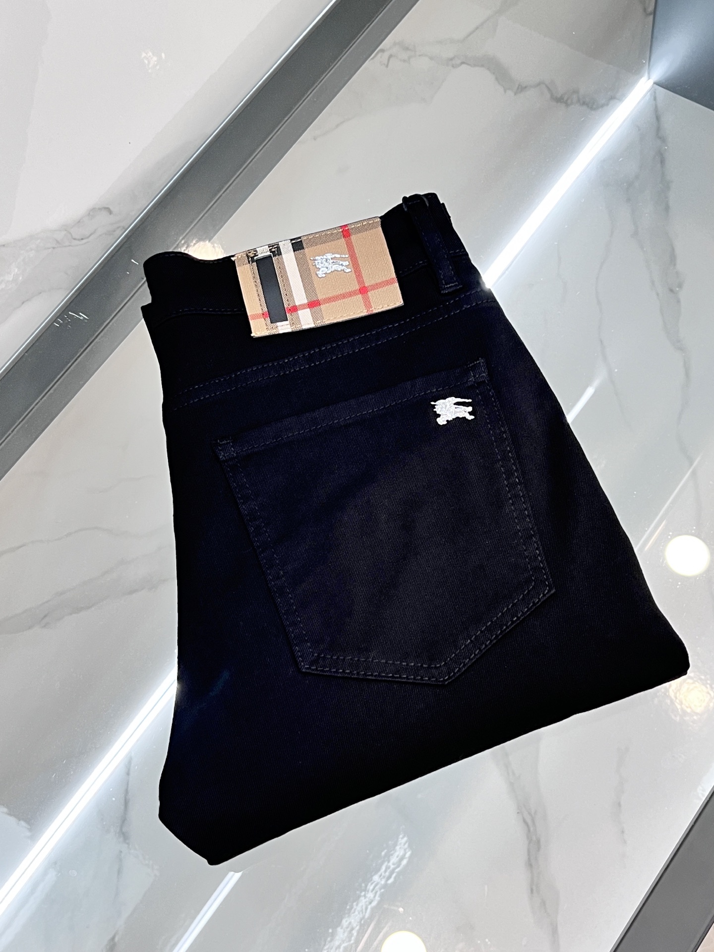 NO:527857,Burberry 2025SS early spring new thin heavy industry casual jeans, imported high-quality washing elastic fabric, comfortable, breathable and elastic upper body, customer-supplied hardware and auxiliary materials decoration, super positive style, full-quality order model, full-body handsome upper body …………………………………………………………………………………………………………………………………………………………………………………………………………………………………………………………………………………………………………………………………………………………………………………………………………………………………………………………………………………………………………………………………………………………………………………………………………………………………………………………………………………………………………………………………………………………………………………………………………………………………………………………………………………………………………………………………………………………………………………………………………………………………………………………………………………………………………………………………………………………………………………………………………………………………19860909巴宝莉 2025SS早春新品薄款重工休闲牛仔裤,进口优质水洗弹力面料,上身舒适透气有弹力,客供五金辅料装饰,版型超正,全品相订单款,上身帅气十足 …………………………………………………… Size28-38,,burberry,jeans,alexander wang,Men's clothing