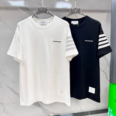 Thom Browne 汤姆·布朗 2025SS春夏新品 万年经典款T恤,简约中蕴含着独特格调。胸口处精 Thom Browne 汤姆·布朗 2025SS春夏新品 万年经典款T恤,简约中蕴含着独特格调。胸口处精