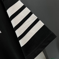 Thom Browne 汤姆·布朗 2025SS春夏新品 万年经典款T恤,简约中蕴含着独特格调。胸口处精 Thom Browne 汤姆·布朗 2025SS春夏新品 万年经典款T恤,简约中蕴含着独特格调。胸口处精