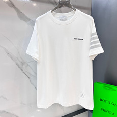 Thom Browne 汤姆·布朗 2025SS春夏新品 万年经典款T恤,简约中蕴含着独特格调。胸口处精 Thom Browne 汤姆·布朗 2025SS春夏新品 万年经典款T恤,简约中蕴含着独特格调。胸口处精