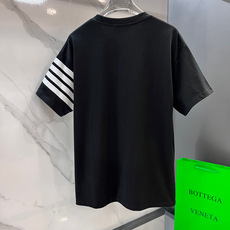 Thom Browne 汤姆·布朗 2025SS春夏新品 万年经典款T恤,简约中蕴含着独特格调。胸口处精 Thom Browne 汤姆·布朗 2025SS春夏新品 万年经典款T恤,简约中蕴含着独特格调。胸口处精