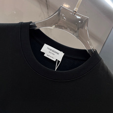 Thom Browne 汤姆·布朗 2025SS春夏新品 万年经典款T恤,简约中蕴含着独特格调。胸口处精 Thom Browne 汤姆·布朗 2025SS春夏新品 万年经典款T恤,简约中蕴含着独特格调。胸口处精