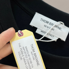 Thom Browne 汤姆·布朗 2025SS春夏新品 万年经典款T恤,简约中蕴含着独特格调。胸口处精 Thom Browne 汤姆·布朗 2025SS春夏新品 万年经典款T恤,简约中蕴含着独特格调。胸口处精