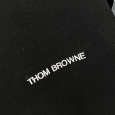 Thom Browne 汤姆·布朗 2025SS春夏新品 万年经典款T恤,简约中蕴含着独特格调。胸口处精 Thom Browne 汤姆·布朗 2025SS春夏新品 万年经典款T恤,简约中蕴含着独特格调。胸口处精