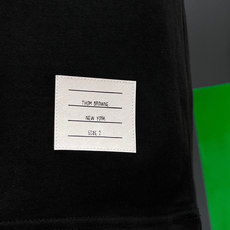 Thom Browne 汤姆·布朗 2025SS春夏新品 万年经典款T恤,简约中蕴含着独特格调。胸口处精 Thom Browne 汤姆·布朗 2025SS春夏新品 万年经典款T恤,简约中蕴含着独特格调。胸口处精