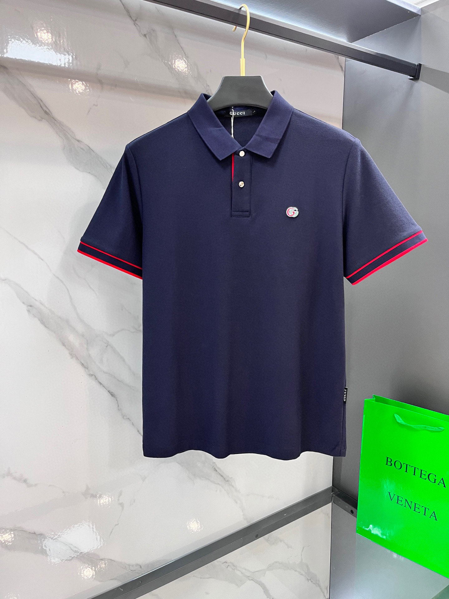 NO:519007,Gucci new high-end business polo white-collar workers are a must-have item for people in the unit!  Casual business lapel short sleeves, technological fabric, great body feel, smooth texture and great texture!  Good elasticity, no sense of restraint, the fabric has its own breathable mesh, moisture absorption and sweating, quick drying and keeping it dry, small lapel placket-breasted design, showing a straight posture, not soft pedal, simple style, can be used for business and leisure, highly recommended!  Simple, generous, clean and neat, elegant and gentlemanly. The key is the fabric, the key is to quality control, the feel is extremely delicate and smooth, the fabric has a good gloss and upper body skeleton feel, so you can greet mature and quality men's clothing!  Sweat in summer and dry in seconds, a brand new experience Business commuting and leisure ………………………………………………………………………………………………………………………………………………………………………………………………………………………………………………………………………………………………………………………………………………………………………………………………………………………………………………………………………………………………………………………………………………………………………………………………………………………………………………19860909Gucci 新款高端商务polo 白领 单位人士必入单品！ 休闲商务翻领短袖,科技面料,体感非常棒,手感顺滑质感很棒！弹性好,无任何束缚感,面料自带透气网孔,吸湿排汗,速干保持干爽,小翻领门襟排扣设计,展露挺拔姿态,不软踏,简约款式,商务休闲都可驾驭,强烈推荐！简单大方干净利落,儒雅绅士风度.高级材质,重点就是面料上,品控的必上,手感极其细腻光滑,面料光泽感和上身骨架感好,打招成熟品质男装！夏天出汗秒干,全新体验 商务通勤休闲 …………………………………………………… SizeM-XXXXL,,gucci,T-shirt,alexander wang,Men's clothing