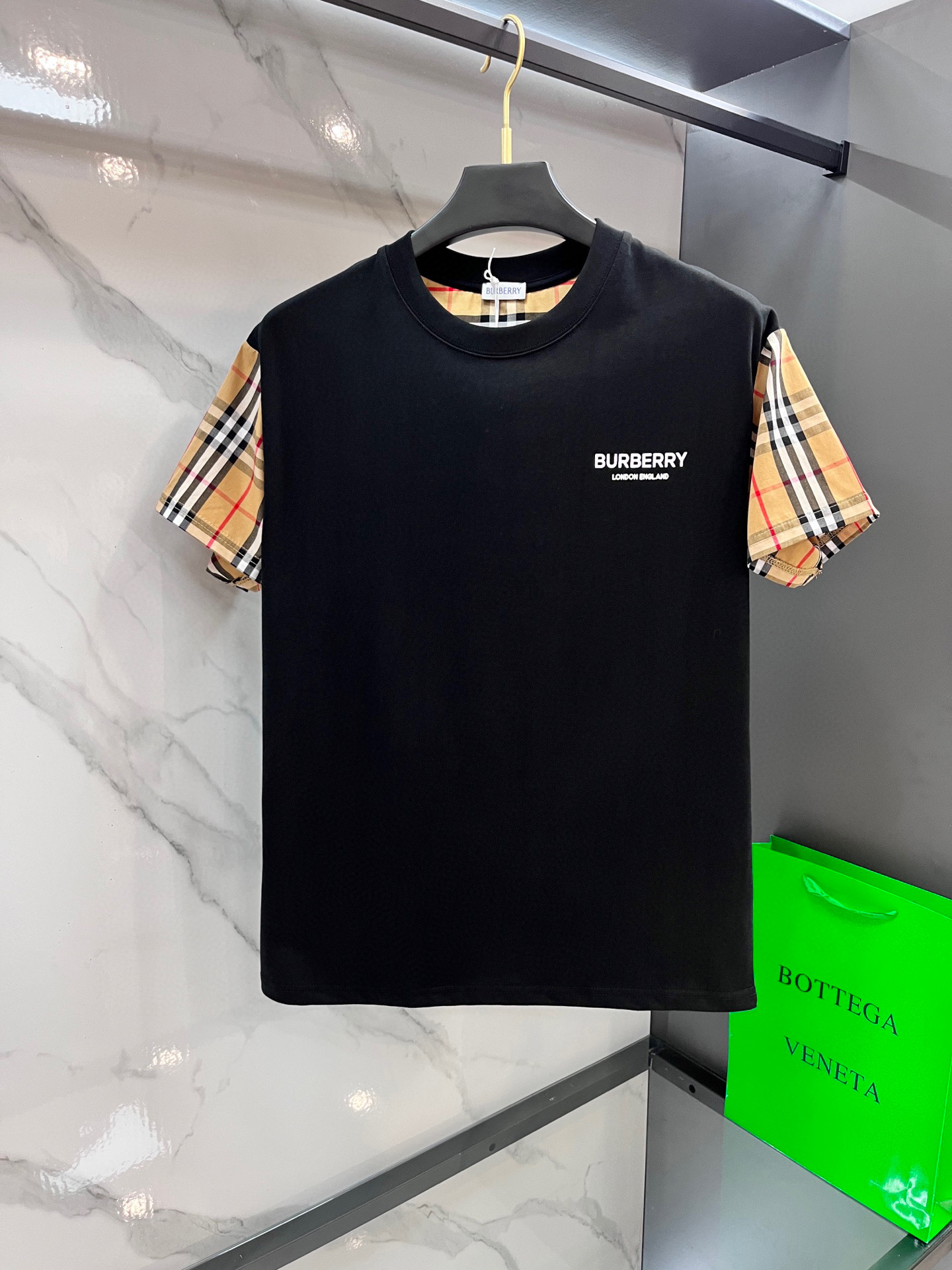 NO:519019,Burberry's new men's round neck short sleeves, Hong Kong foreign goods, heavyweight products, special counter windows, and the official website has been explained, high-end limited series, visually fresh, very beautiful and fashionable, interpreting a brand new tone and youthful vitality, superb and ingenious design, customer-supplied high-end combed cotton, with extremely delicate and soft touch, excellent breathability, excellent skin-friendly, fresh and elegant color matching, very skin-supplementing, and is the preferred item to suit the situation!  ………………………………………………………………………………… SizeS-XL, burberry, T-shirt, alexander wang19860909巴宝莉 新款男士圆领短袖,香港洋行货,重磅级臻品,专柜橱窗主打展现,官网已释图,高端限量系列,视觉方面相当提鲜,非常绝美时髦,诠释出全新的腔调和年轻活力感,精湛绝伦的匠心设计,客供进口高级精梳棉,触感极为细腻柔软,优良的透气性,亲肤性极佳,配色清新淡雅,非常衬肤,属于应景的优选单品！…………………………………………………… SizeS-XL,,burberry,T-shirt,alexander wang,Men's clothing