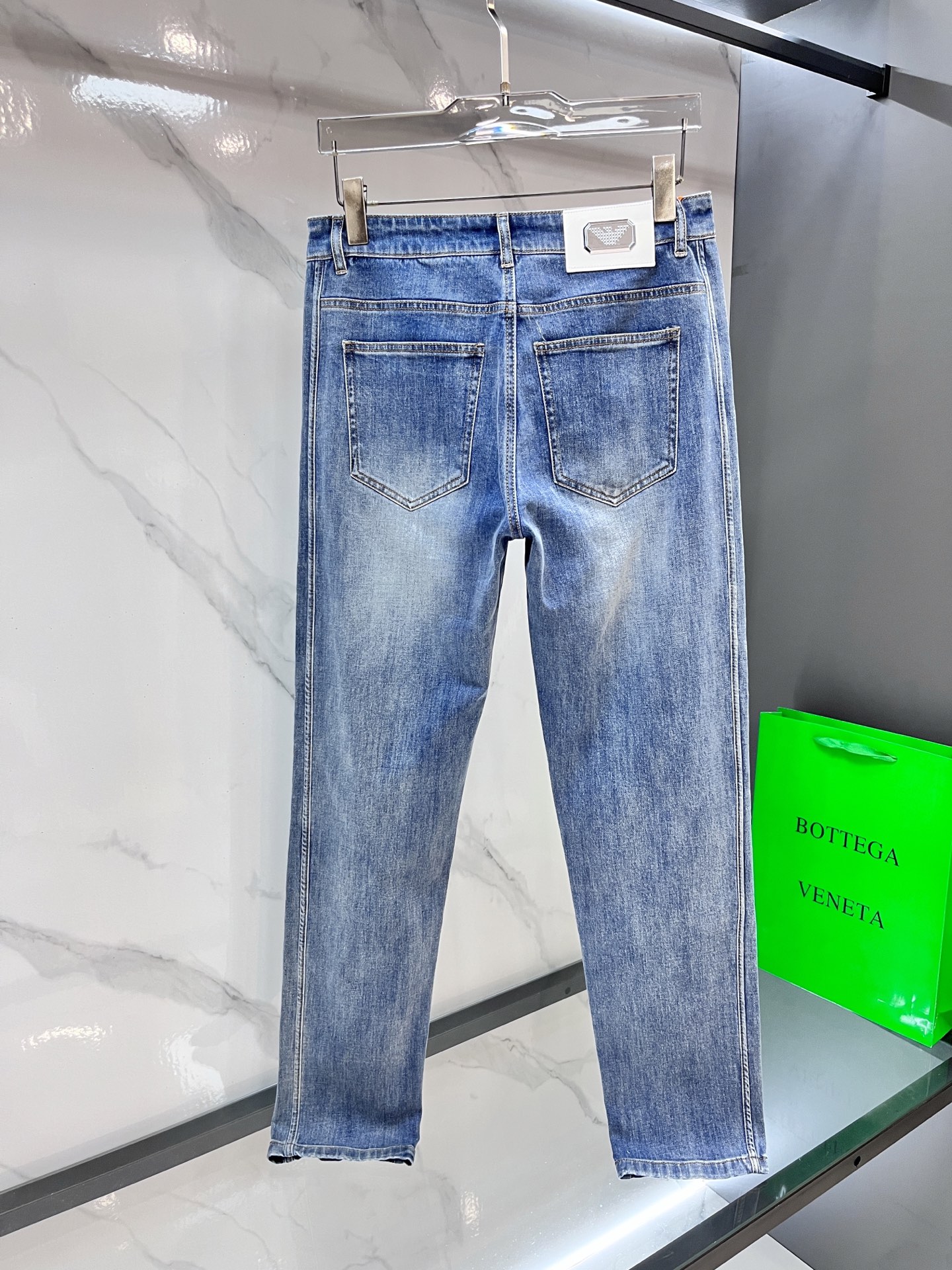 High-Quality Water-Washed Jeans with Hardware Decorations, Comfortable and Stylish – Amani 2025SS Collection - 图片 3