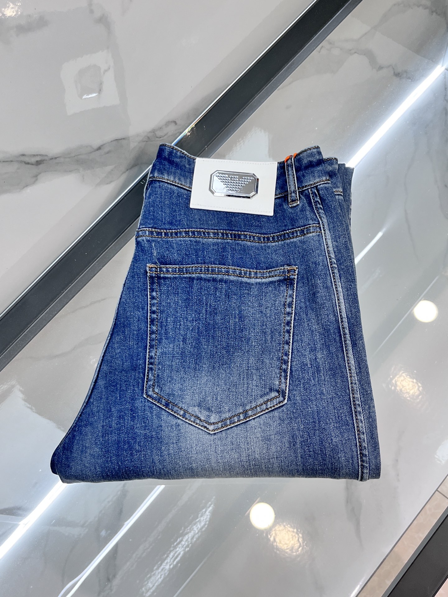 High-Quality Water-Washed Jeans with Hardware Decorations, Comfortable and Stylish – Amani 2025SS Collection - 图片 1