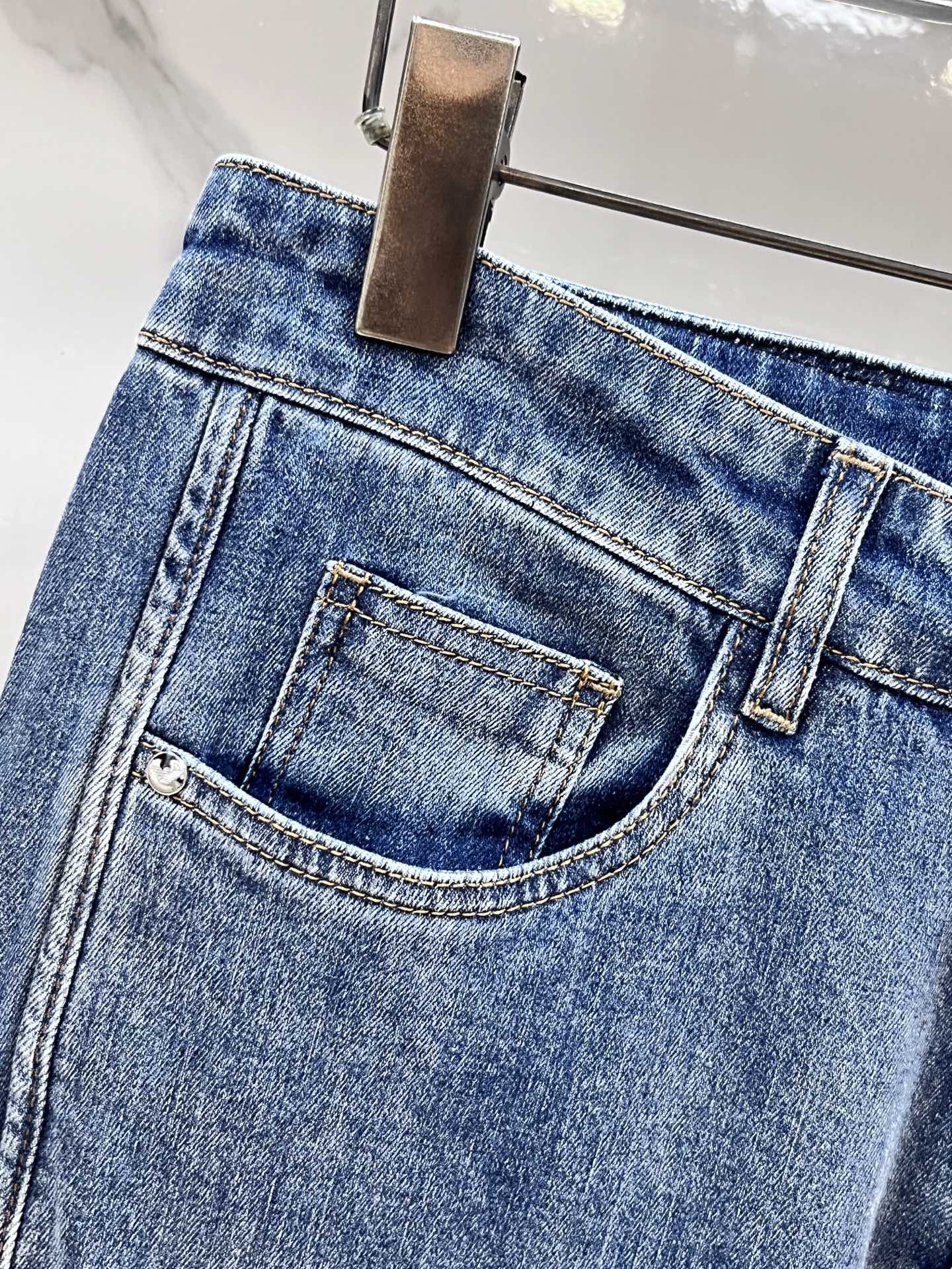High-Quality Water-Washed Jeans with Hardware Decorations, Comfortable and Stylish – Amani 2025SS Collection - 图片 6