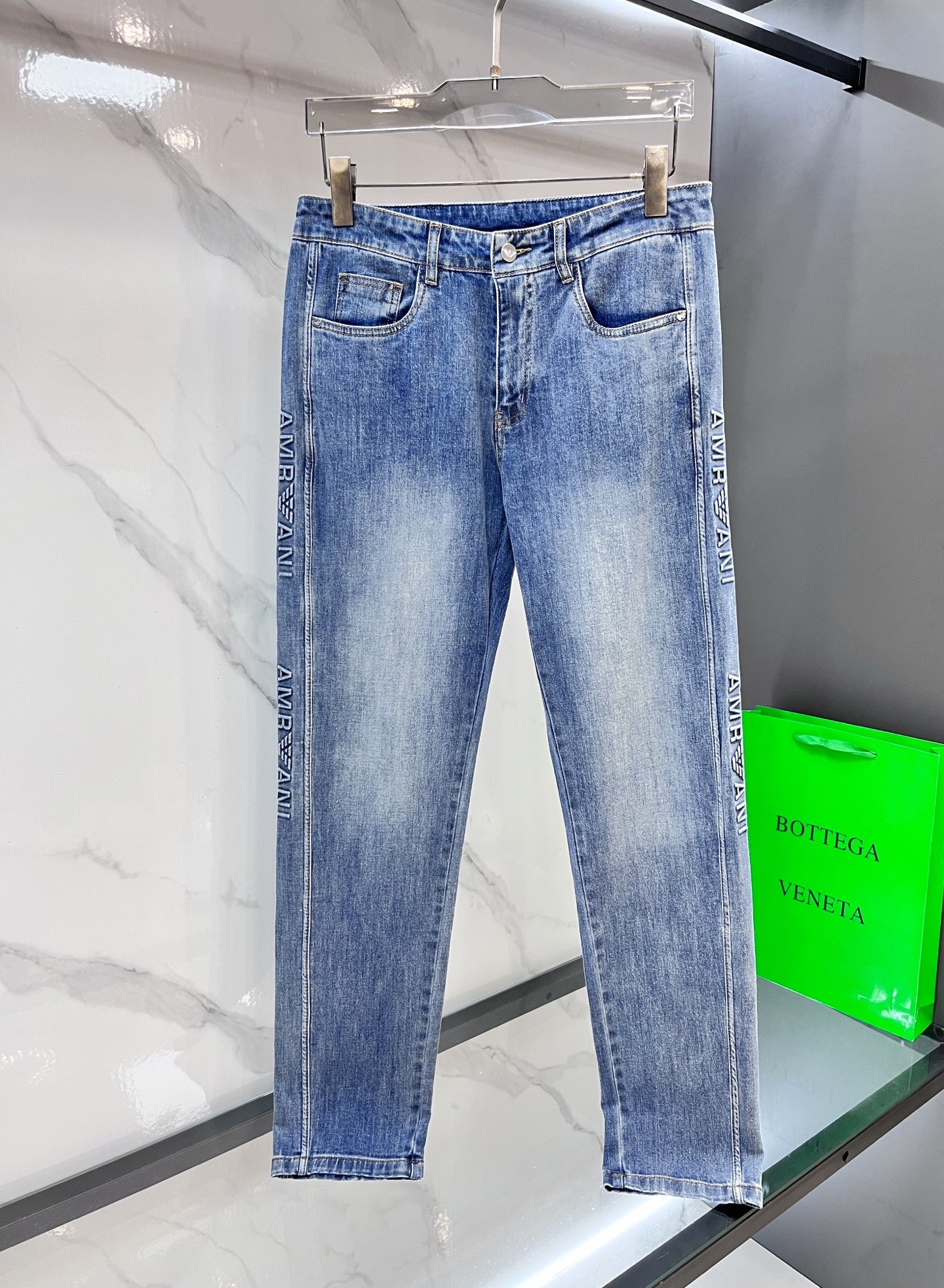 High-Quality Water-Washed Jeans with Hardware Decorations, Comfortable and Stylish – Amani 2025SS Collection - 图片 2