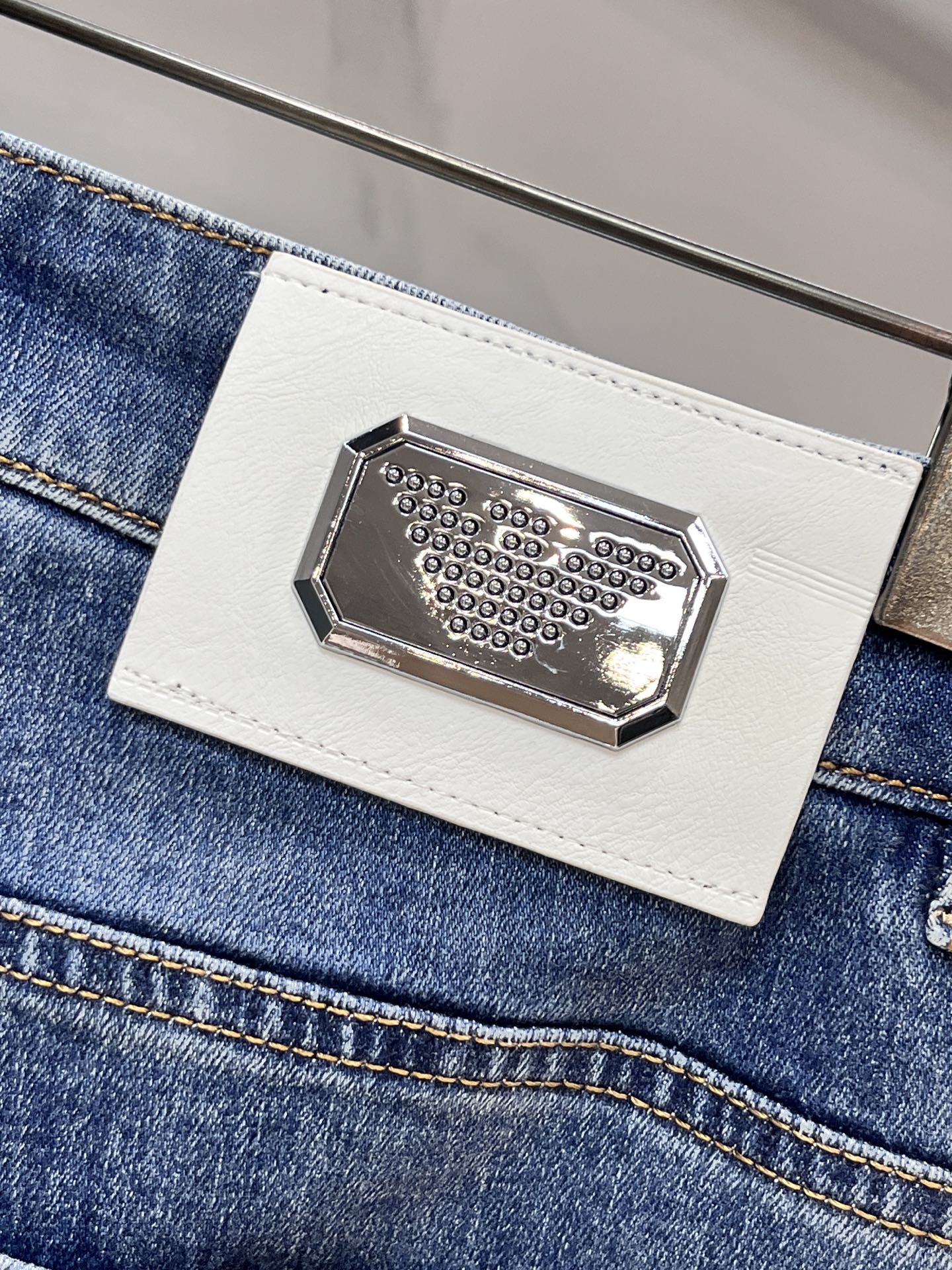 High-Quality Water-Washed Jeans with Hardware Decorations, Comfortable and Stylish – Amani 2025SS Collection - 图片 8