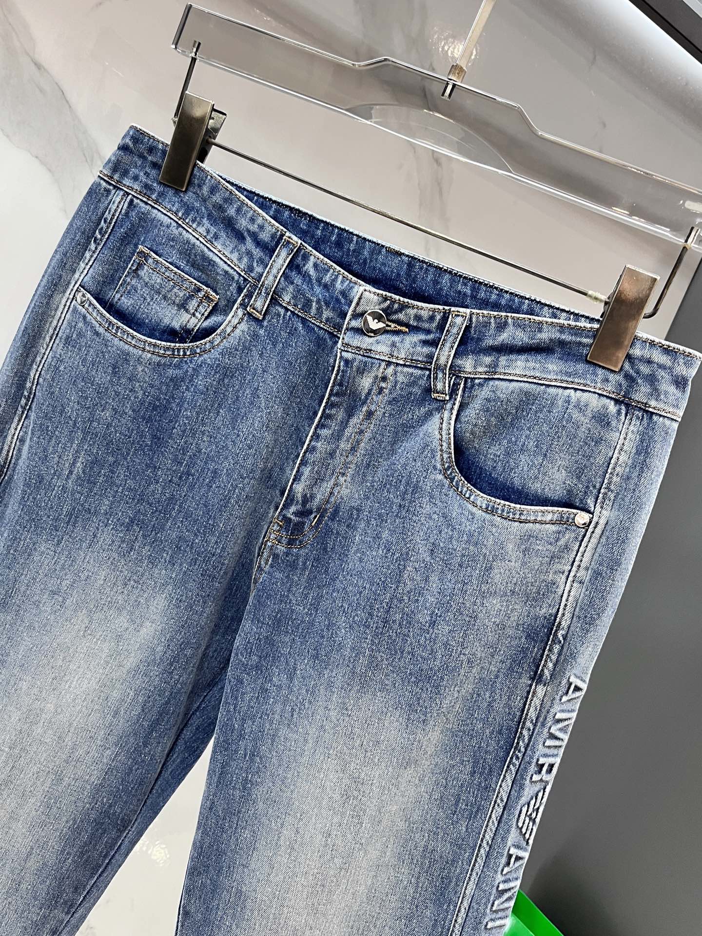 High-Quality Water-Washed Jeans with Hardware Decorations, Comfortable and Stylish – Amani 2025SS Collection - 图片 4