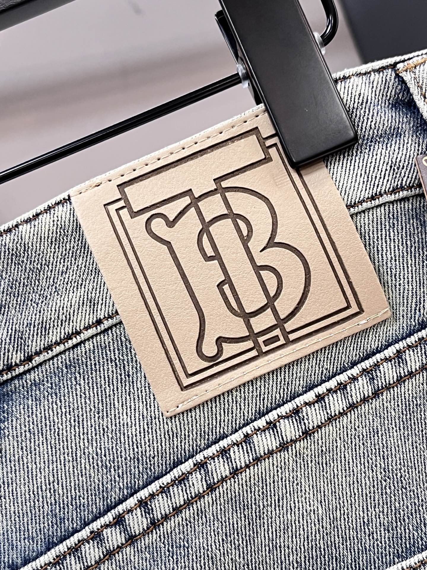 巴宝莉 2025SS早春新品薄款重工休闲牛仔裤👖，进口优质水洗弹力面料，上身舒适透气有弹力，客供五金辅料