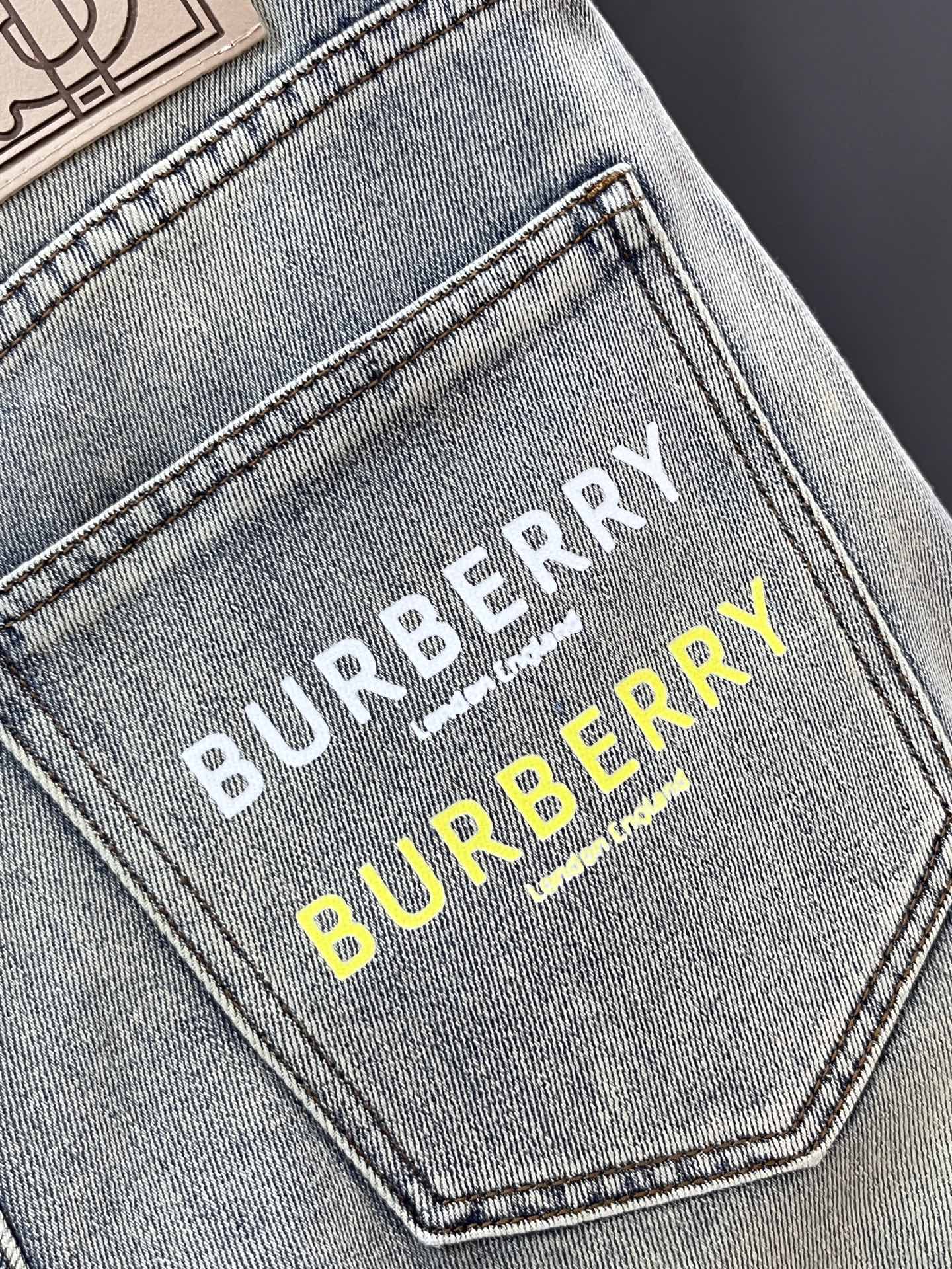 巴宝莉 2025SS早春新品薄款重工休闲牛仔裤👖，进口优质水洗弹力面料，上身舒适透气有弹力，客供五金辅料