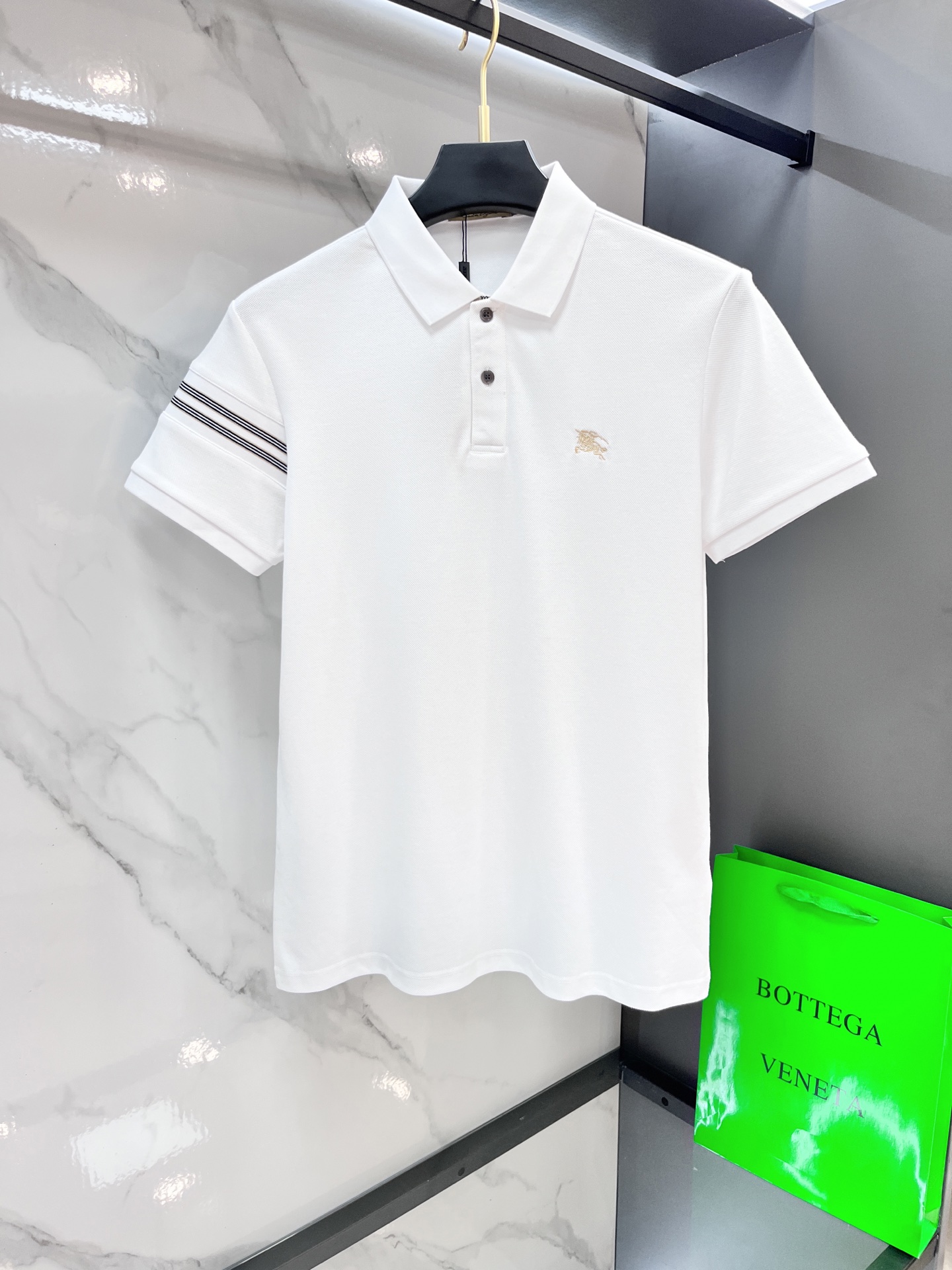 NO:487317,Burberry 2025 new high-end business polo white-collar workers are a must-have item for individuals in the unit!  Casual business lapel short sleeves, technological fabric, great body feel, smooth texture and great texture!  Good elasticity, no sense of restraint, the fabric has its own breathable mesh, moisture absorption and sweating, quick drying and keeping it dry, small lapel placket-breasted design, showing a straight posture, not soft pedal, simple style, can be used for business and leisure, highly recommended!  Simple, generous, clean and neat, elegant and gentlemanly. The key is the fabric, the key is to quality control, the feel is extremely delicate and smooth, the fabric has a good gloss and upper body skeleton feel, so you can greet mature and quality men's clothing!  Sweat in summer and dry in seconds, a brand new experience Business commuting and leisure …………………………………………………………………………………………………………………………………………………………………………………………………………………………………………………………………………………………………………………………………………………………………………………………………………………………………………………………………………………………………………………………………………………………………………………………………………………………………………………………………………………………………………………………………………………………………………………………………………………………………………………………………………………………………………………………………………………………………………………………………………………………………………………………………………………………………………………………………………………………………………………………………………………………………………………………………………………………………………………………………………………………19860909巴宝莉 2025新款高端商务polo 白领 单位人士必入单品！ 休闲商务翻领短袖,科技面料,体感非常棒,手感顺滑质感很棒！弹性好,无任何束缚感,面料自带透气网孔,吸湿排汗,速干保持干爽,小翻领门襟排扣设计,展露挺拔姿态,不软踏,简约款式,商务休闲都可驾驭,强烈推荐！简单大方干净利落,儒雅绅士风度.高级材质,重点就是面料上,品控的必上,手感极其细腻光滑,面料光泽感和上身骨架感好,打招成熟品质男装！夏天出汗秒干,全新体验 商务通勤休闲 …………………………………………………… SizeM-XXXXL,,burberry,T-shirt,alexander wang,Men's clothing
