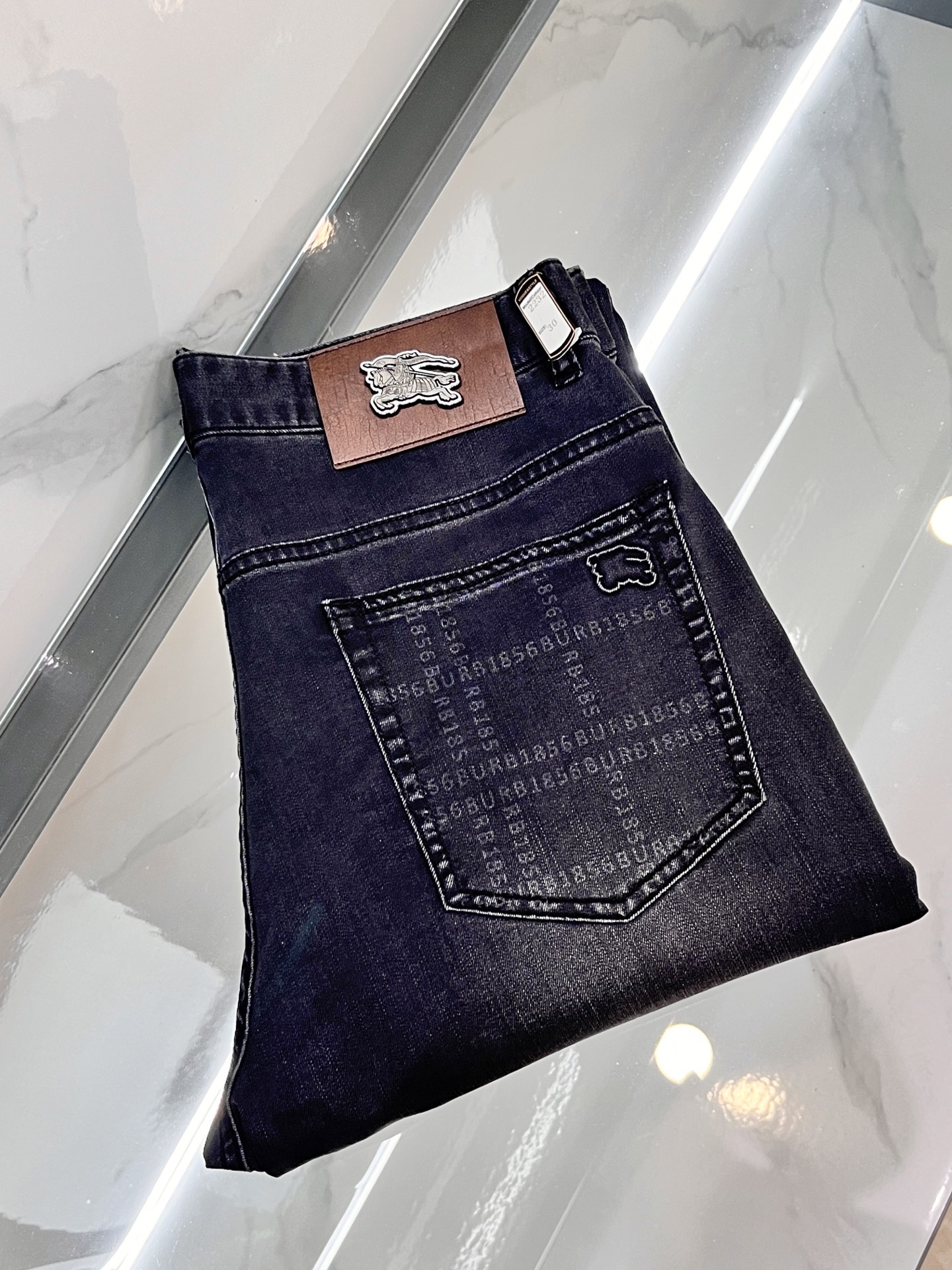 NO:514392,Burberry SS early spring new thin heavy industry casual jeans, imported high-quality washing elastic fabric, comfortable, breathable and elastic upper body, customer-supplied hardware and auxiliary materials decoration, super positive style, full-quality order model, full-body handsome upper body ……………………………………………………………………………………………………………………………………………………………………………………………………………………………………………………………………………………………………………………………………………………………………………………………………………………………………………………………………………………………………………………………………………………………………………………………………………………………………………………………………………………………………………………………………………………………………………………………………………………………………………………………………………………………………………………………………………………………………………………………………………………………………………………………………………………………………………………………………………………………………………………………………………………………………………19860909巴宝莉 SS早春新品薄款重工休闲牛仔裤,进口优质水洗弹力面料,上身舒适透气有弹力,客供五金辅料装饰,版型超正,全品相订单款,上身帅气十足 …………………………………………………… Size29-38,,burberry,jeans,alexander wang,Men's clothing