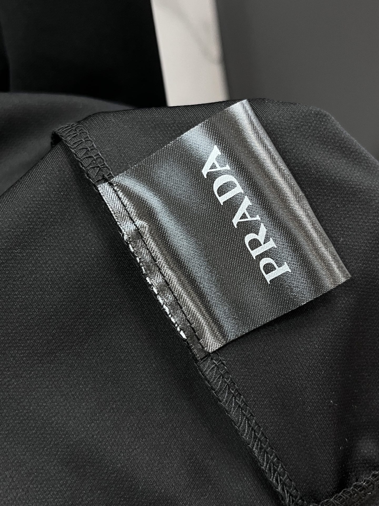 “Prada 2025 Multi-Time Wear Zipper: Classic Brand Letter Label for Foreign Trade Orders” - 图片 9