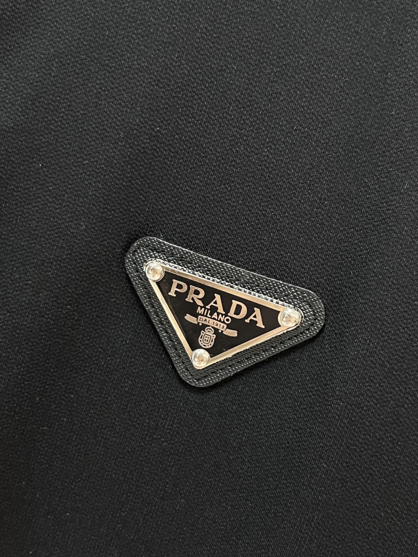 “Prada 2025 Multi-Time Wear Zipper: Classic Brand Letter Label for Foreign Trade Orders” - 图片 7
