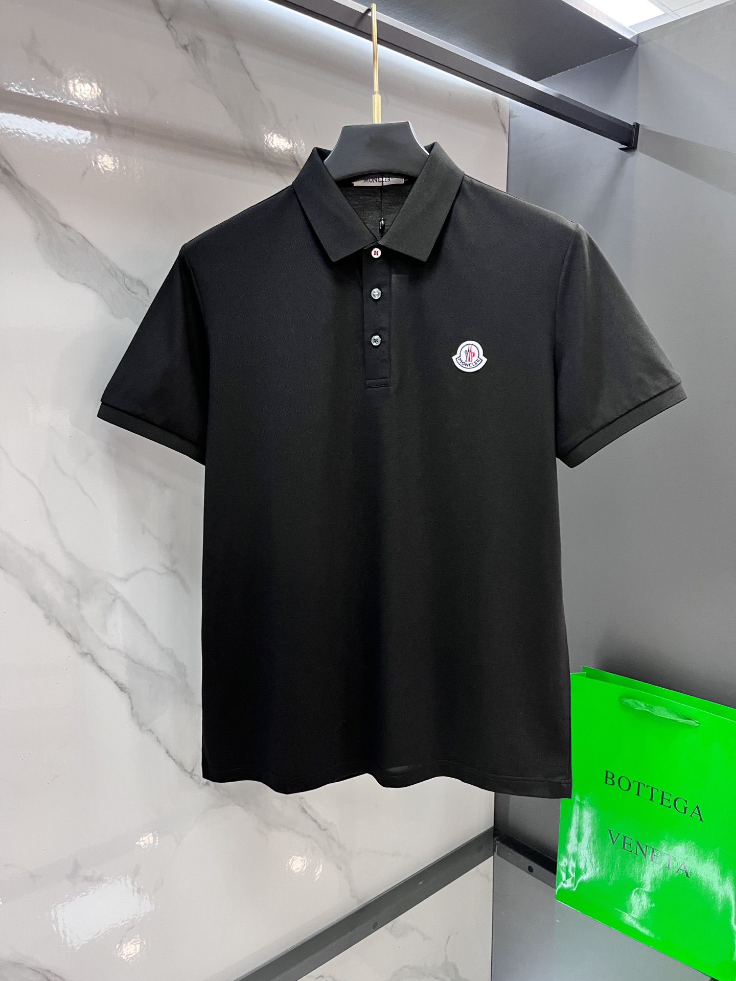 NO:519001,The new high-end business polo white-collar workers are a must-have item for people in the unit!  Casual business lapel short sleeves, technological fabric, great body feel, smooth texture and great texture!  Good elasticity, no sense of restraint, the fabric has its own breathable mesh, moisture absorption and sweating, quick drying and keeping it dry, small lapel placket-breasted design, showing a straight posture, not soft pedal, simple style, can be used for business and leisure, highly recommended!  Simple, generous, clean and neat, elegant and gentlemanly. The key is the fabric, the key is to quality control, the feel is extremely delicate and smooth, the fabric has a good gloss and upper body skeleton feel, so you can greet mature and quality men's clothing!  Sweat in summer and dry in seconds, a brand new experience Business commuting and leisure ………………………………………………………………………………………………………………………………………………………………………………………………………………………………………………………………………………………………………………………………………………………………………………………………………………………………………………………………………………………………………………………………………………………………………………………………………………………………………………19860909蒙口 新款高端商务polo 白领 单位人士必入单品！ 休闲商务翻领短袖,科技面料,体感非常棒,手感顺滑质感很棒！弹性好,无任何束缚感,面料自带透气网孔,吸湿排汗,速干保持干爽,小翻领门襟排扣设计,展露挺拔姿态,不软踏,简约款式,商务休闲都可驾驭,强烈推荐！简单大方干净利落,儒雅绅士风度.高级材质,重点就是面料上,品控的必上,手感极其细腻光滑,面料光泽感和上身骨架感好,打招成熟品质男装！夏天出汗秒干,全新体验 商务通勤休闲 …………………………………………………… SizeM-XXXXL,,Moncler,T-shirt,alexander wang,Men's clothing