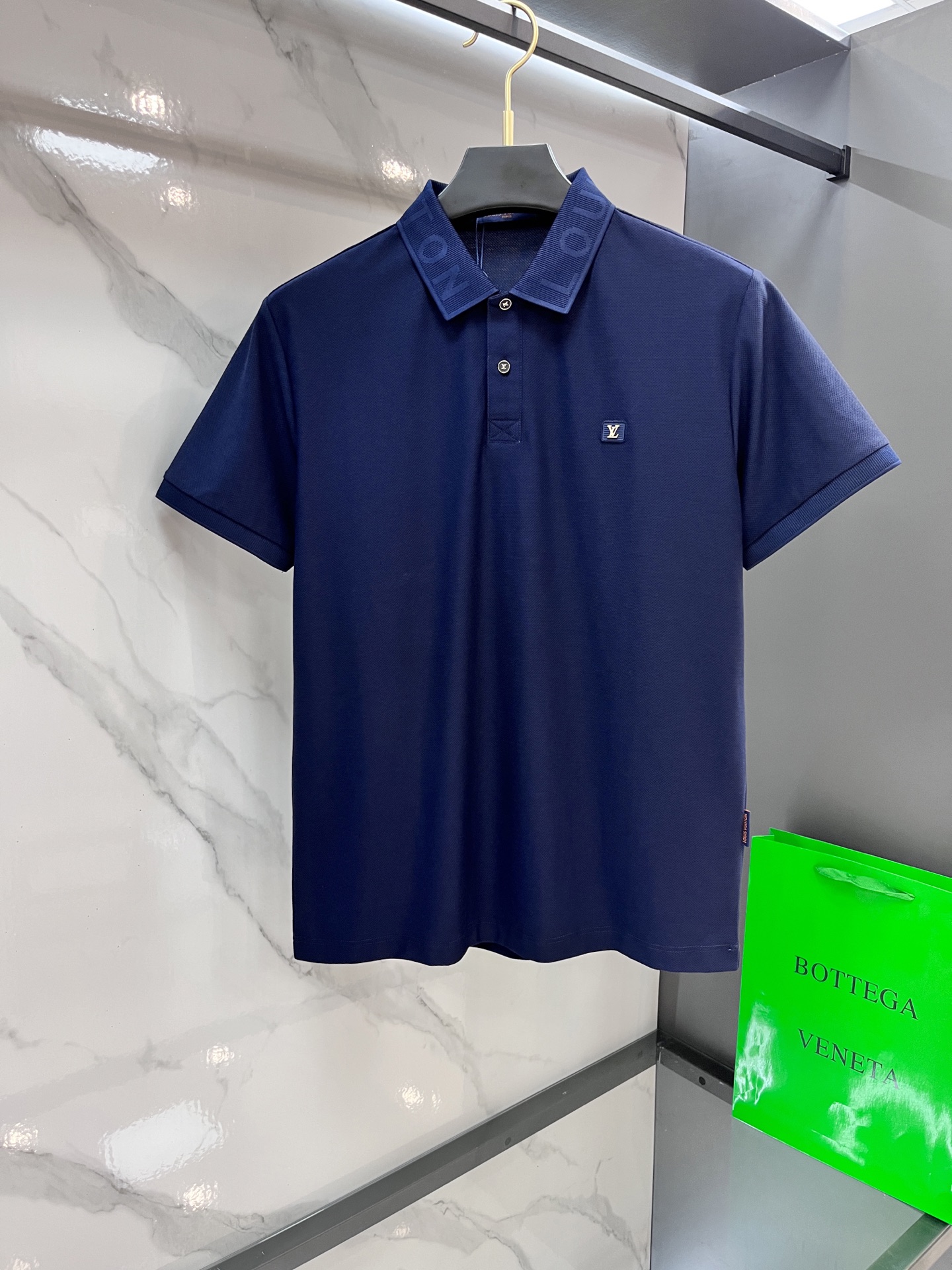 NO:512924,LV new high-end business polo white-collar workers are a must-have item for individuals in the unit!  Casual business lapel short sleeves, technological fabric, great body feel, smooth texture and great texture!  Good elasticity, no sense of restraint, the fabric has its own breathable mesh, moisture absorption and sweating, quick drying and keeping it dry, small lapel placket-breasted design, showing a straight posture, not soft pedal, simple style, can be used for business and leisure, highly recommended!  Simple, generous, clean and neat, elegant and gentlemanly. The key is the fabric, the key is to quality control, the feel is extremely delicate and smooth, the fabric has a good gloss and upper body skeleton feel, so you can greet mature and quality men's clothing!  Sweat in summer and dry in seconds, a brand new experience Business commuting and leisure ………………………………………………………………………………………………………………………………………………………………………………………………………………………………………………………………………………………………………………………………………………………………………………………………………………………………………………………………………………………………………………………………………………………………………………………………………………………………………………19860909LV 新款高端商务polo 白领 单位人士必入单品！ 休闲商务翻领短袖,科技面料,体感非常棒,手感顺滑质感很棒！弹性好,无任何束缚感,面料自带透气网孔,吸湿排汗,速干保持干爽,小翻领门襟排扣设计,展露挺拔姿态,不软踏,简约款式,商务休闲都可驾驭,强烈推荐！简单大方干净利落,儒雅绅士风度.高级材质,重点就是面料上,品控的必上,手感极其细腻光滑,面料光泽感和上身骨架感好,打招成熟品质男装！夏天出汗秒干,全新体验 商务通勤休闲 …………………………………………………… SizeM-XXXXL,,louis vuitton,T-shirt,alexander wang,Men's clothing